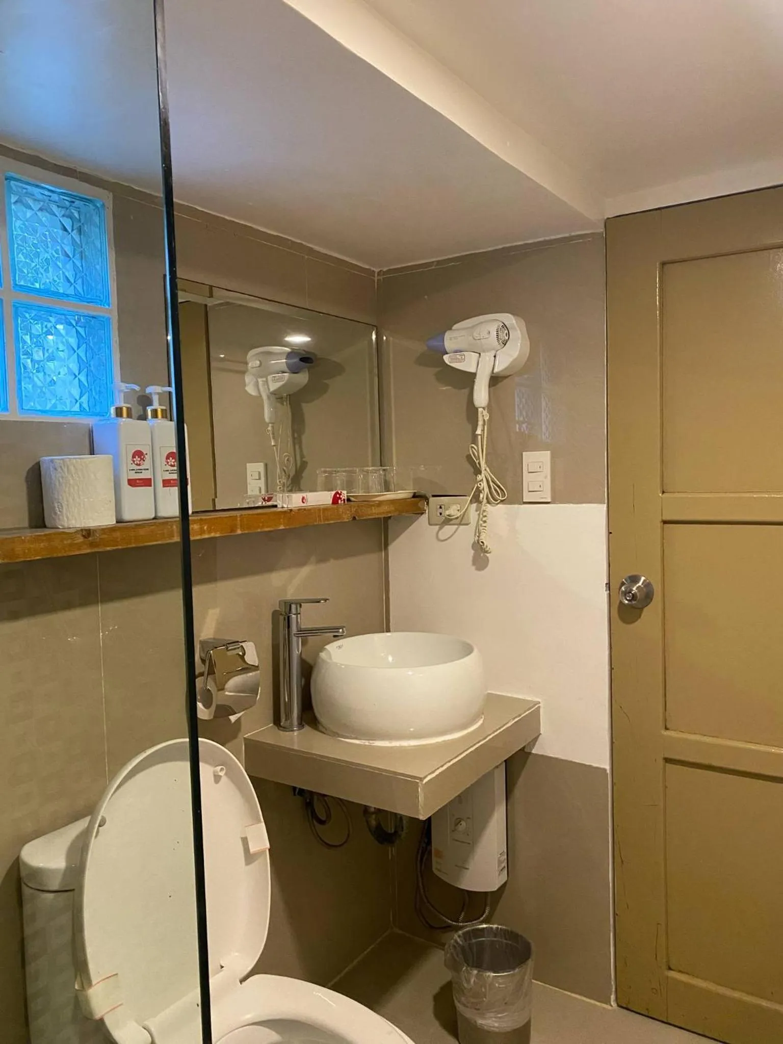 Toilet in IL Mare Sakura Resort Boracay