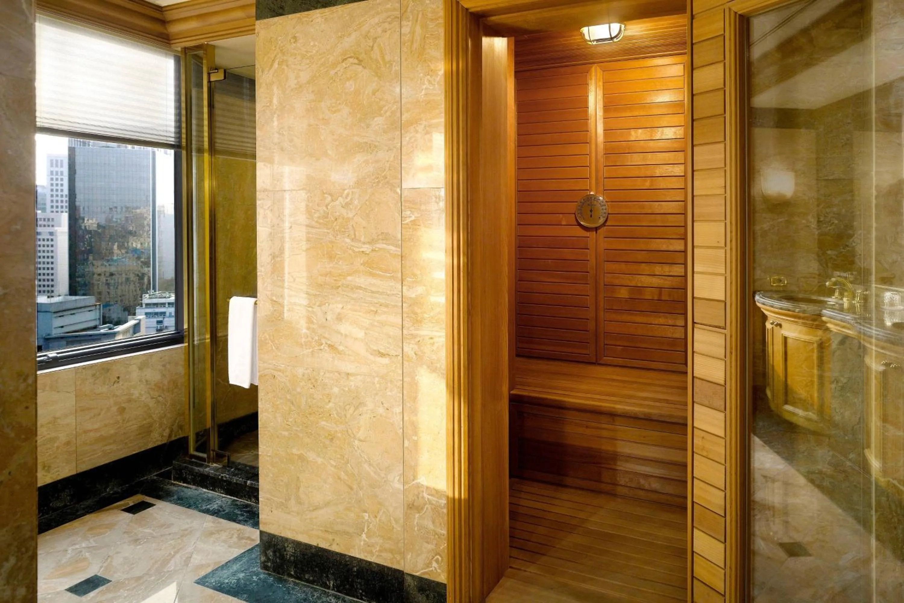 Bathroom in THE PLAZA Seoul, Autograph Collection