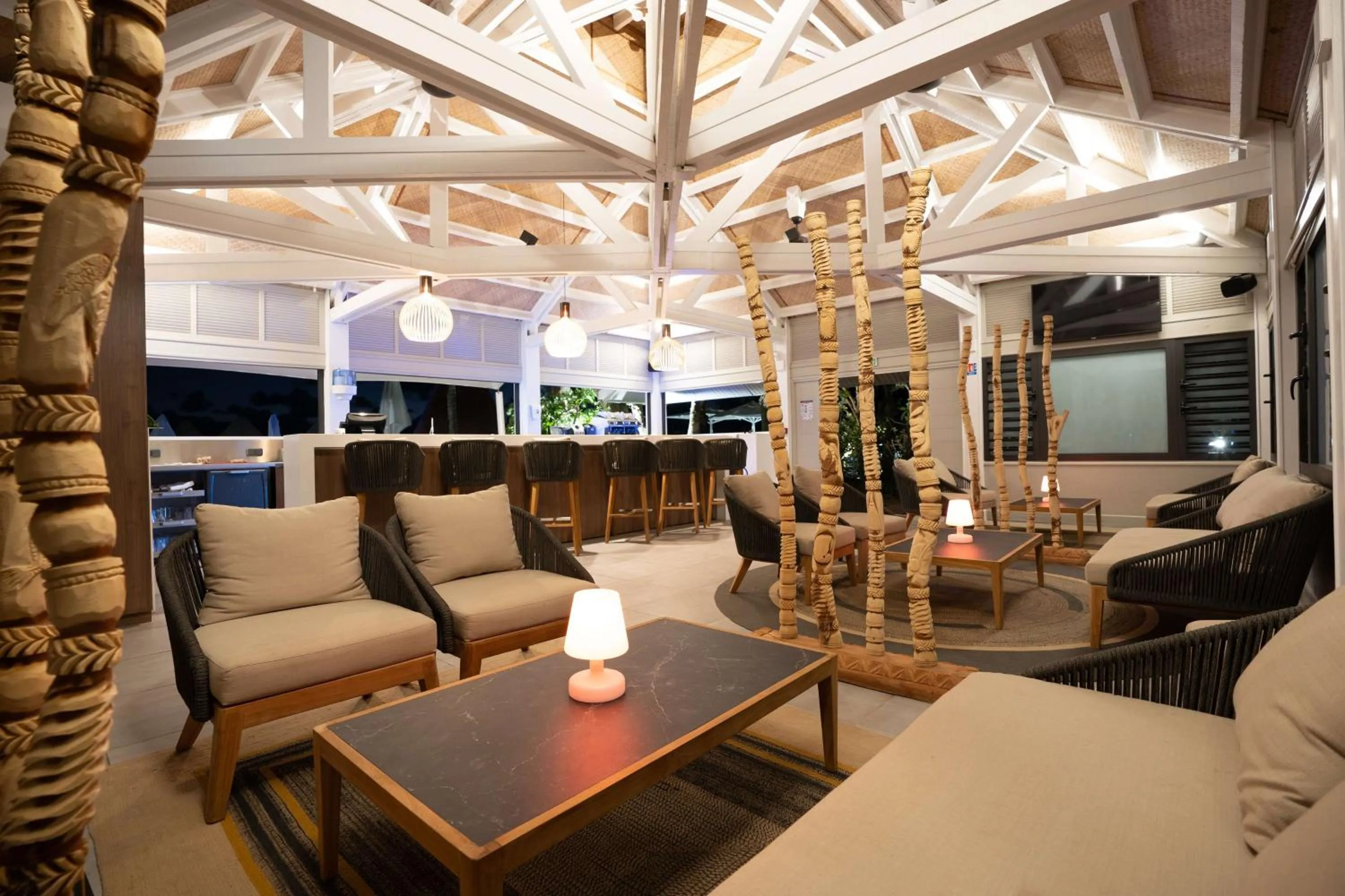 Lounge or bar in DoubleTree by Hilton Noumea Ilot Maitre Resort