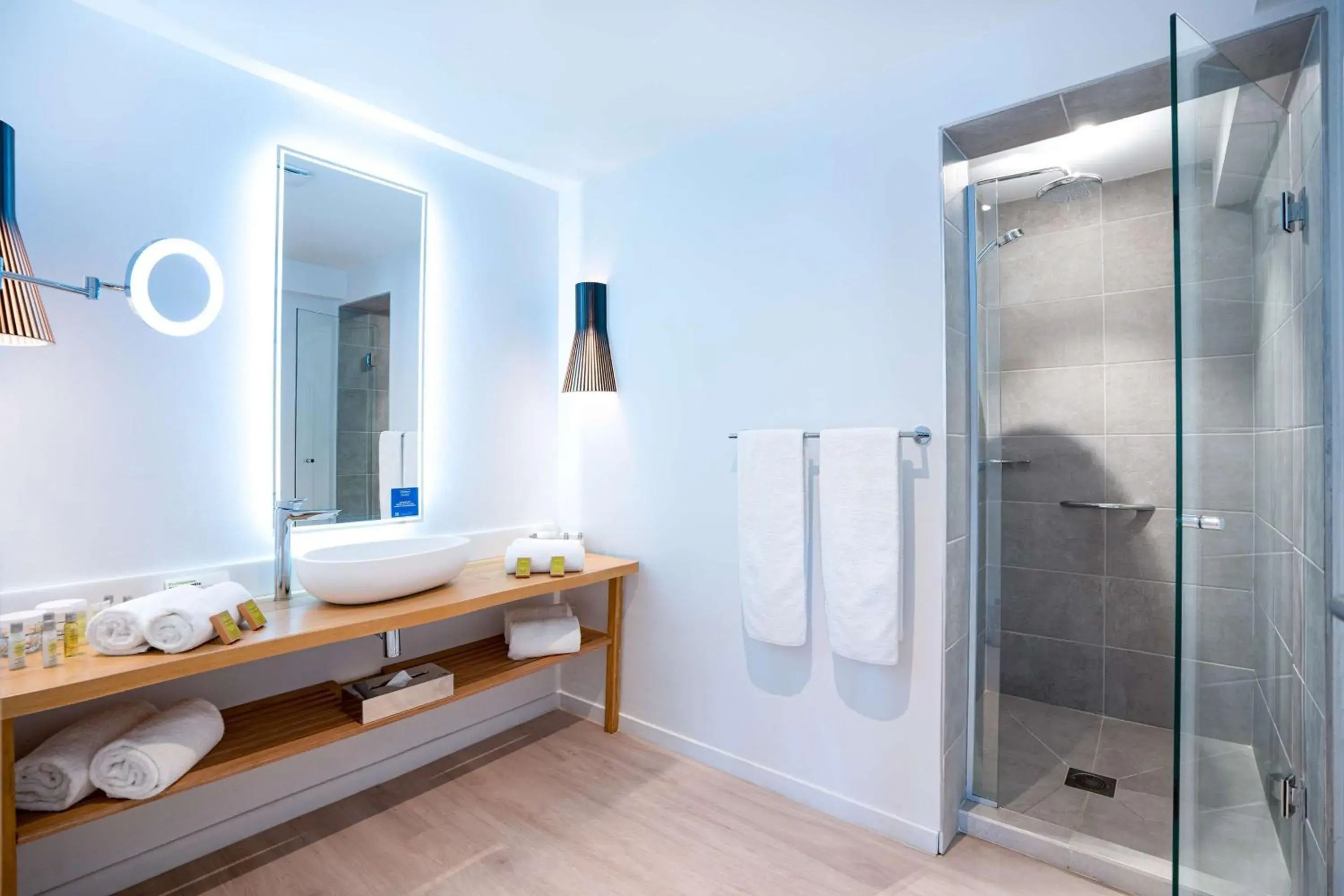 Bathroom in DoubleTree by Hilton Noumea Ilot Maitre Resort Bathroom in DoubleTree by Hilton Noumea Ilot Maitre Resort