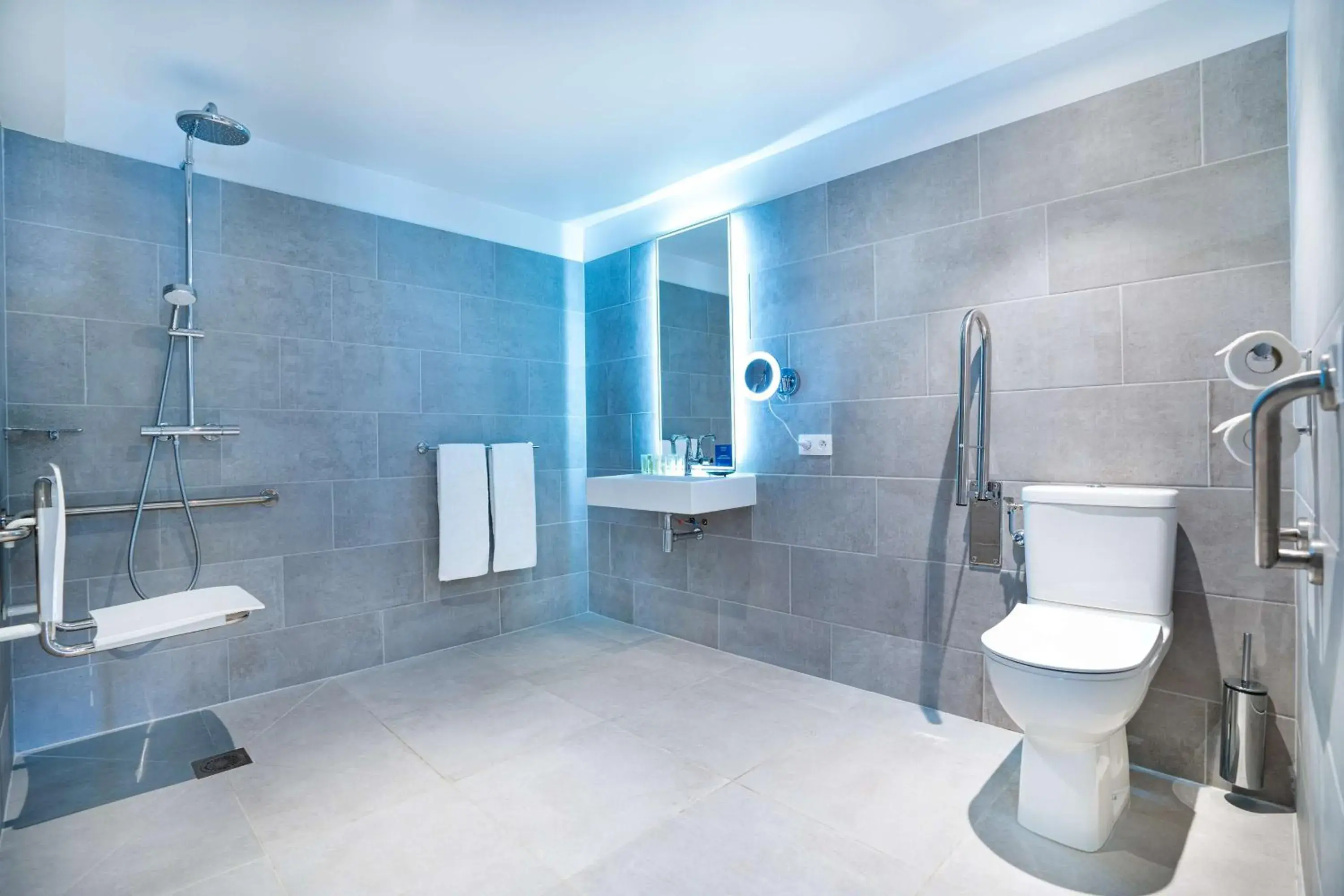 Bathroom in DoubleTree by Hilton Noumea Ilot Maitre Resort Bathroom in DoubleTree by Hilton Noumea Ilot Maitre Resort