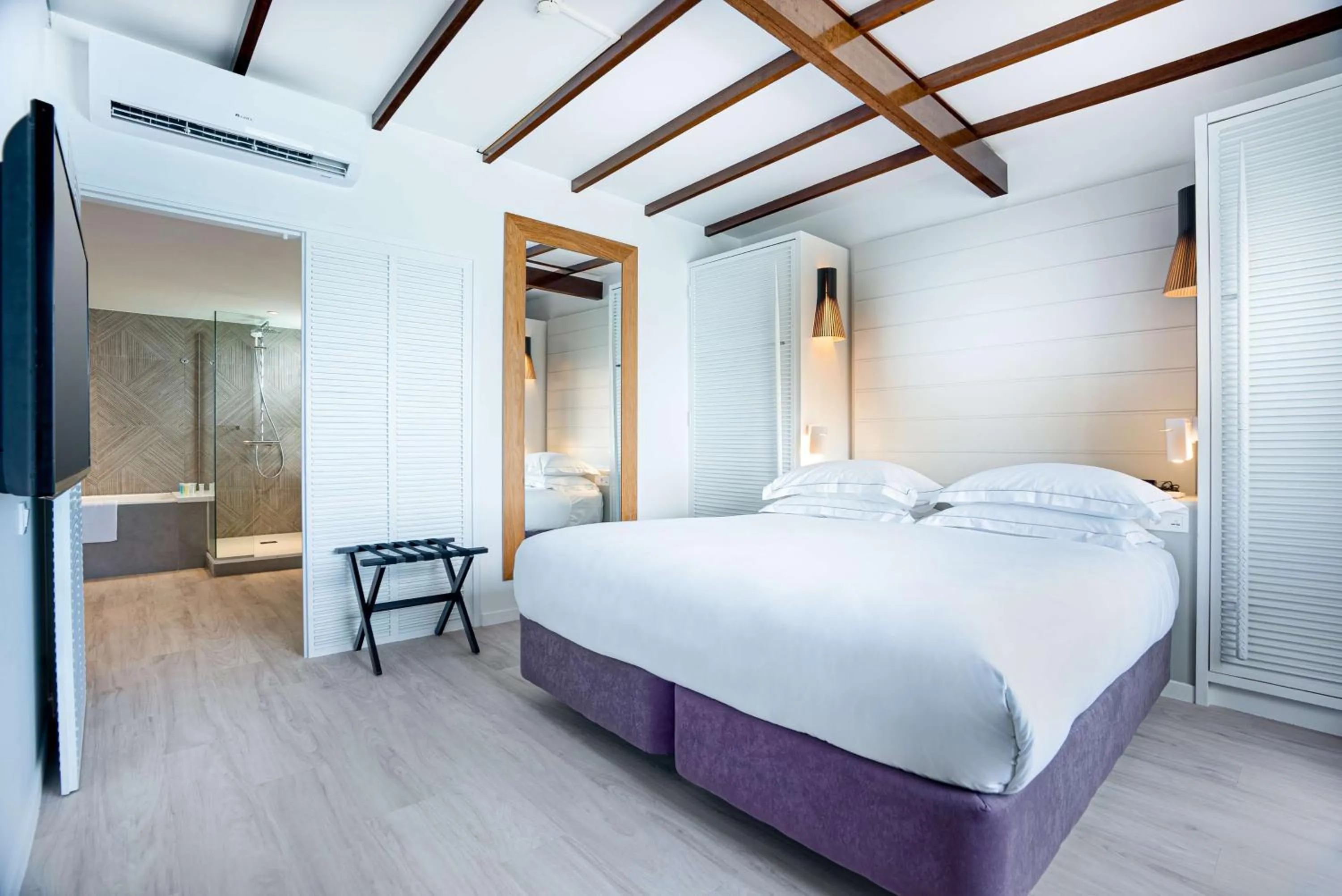 Bedroom, Bed in DoubleTree by Hilton Noumea Ilot Maitre Resort