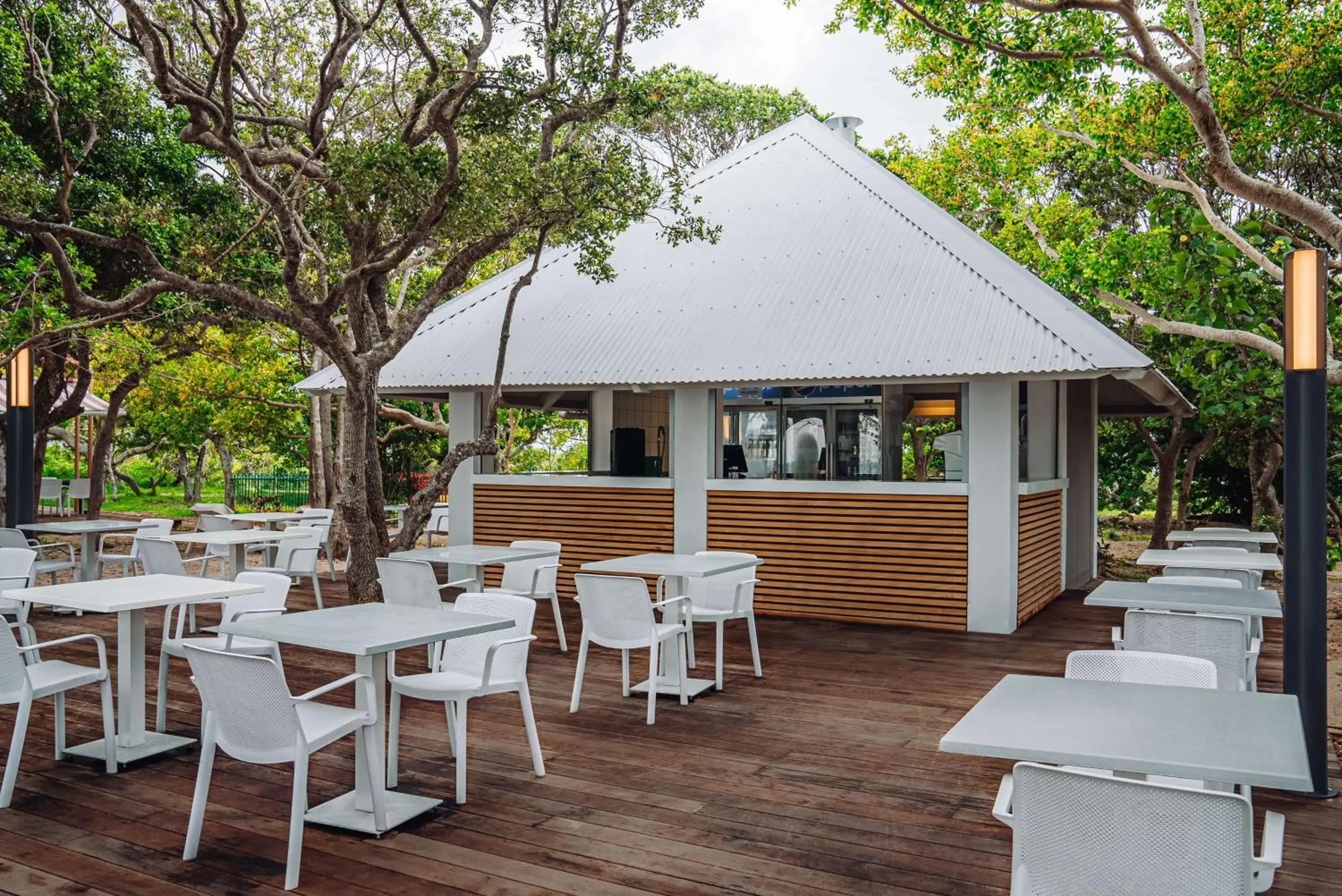 Restaurant/places to eat in DoubleTree by Hilton Noumea Ilot Maitre Resort Restaurant/places to eat in DoubleTree by Hilton Noumea Ilot Maitre Resort