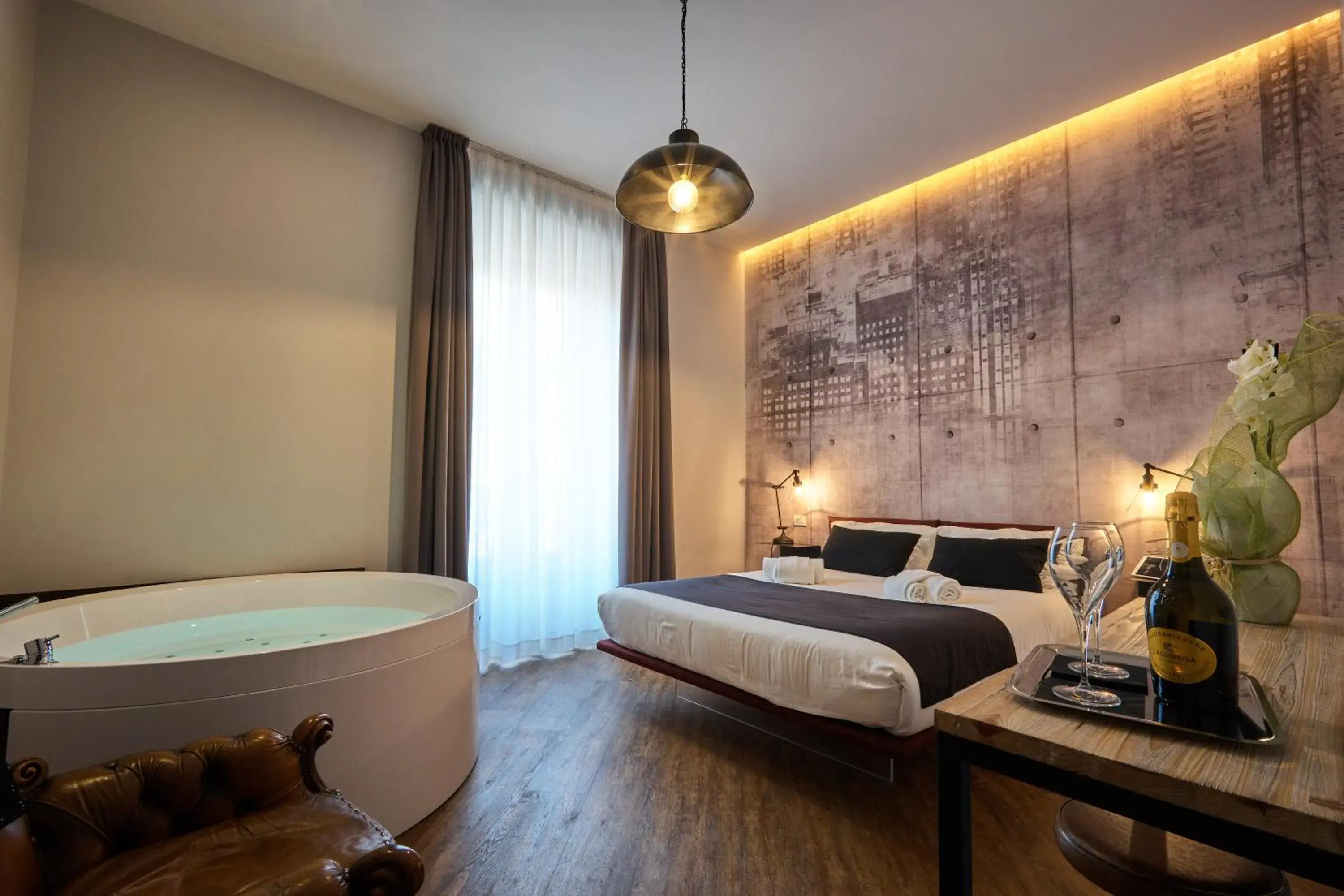 Hot Tub, Bed in Ara Suite Hot Tub, Bed in Ara Suite