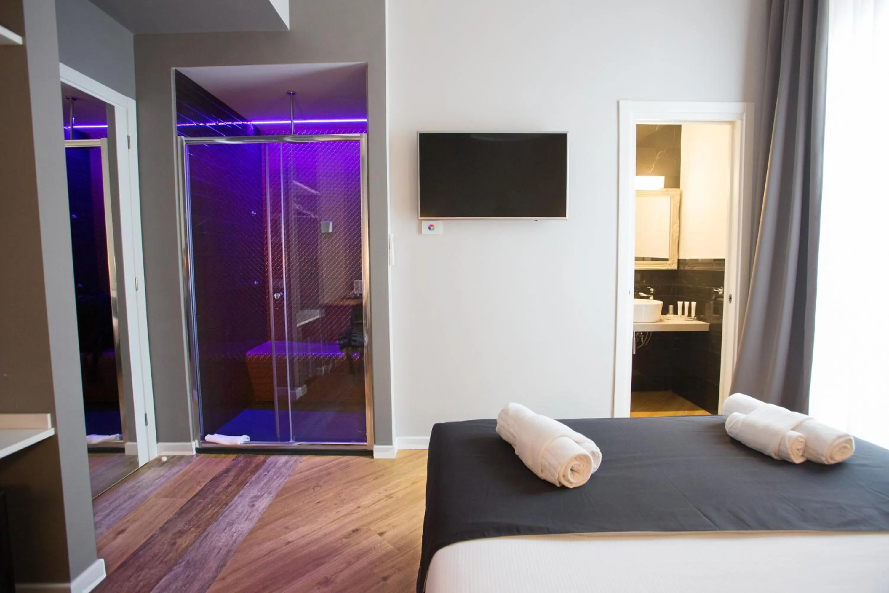 Shower, Bed in Ara Suite