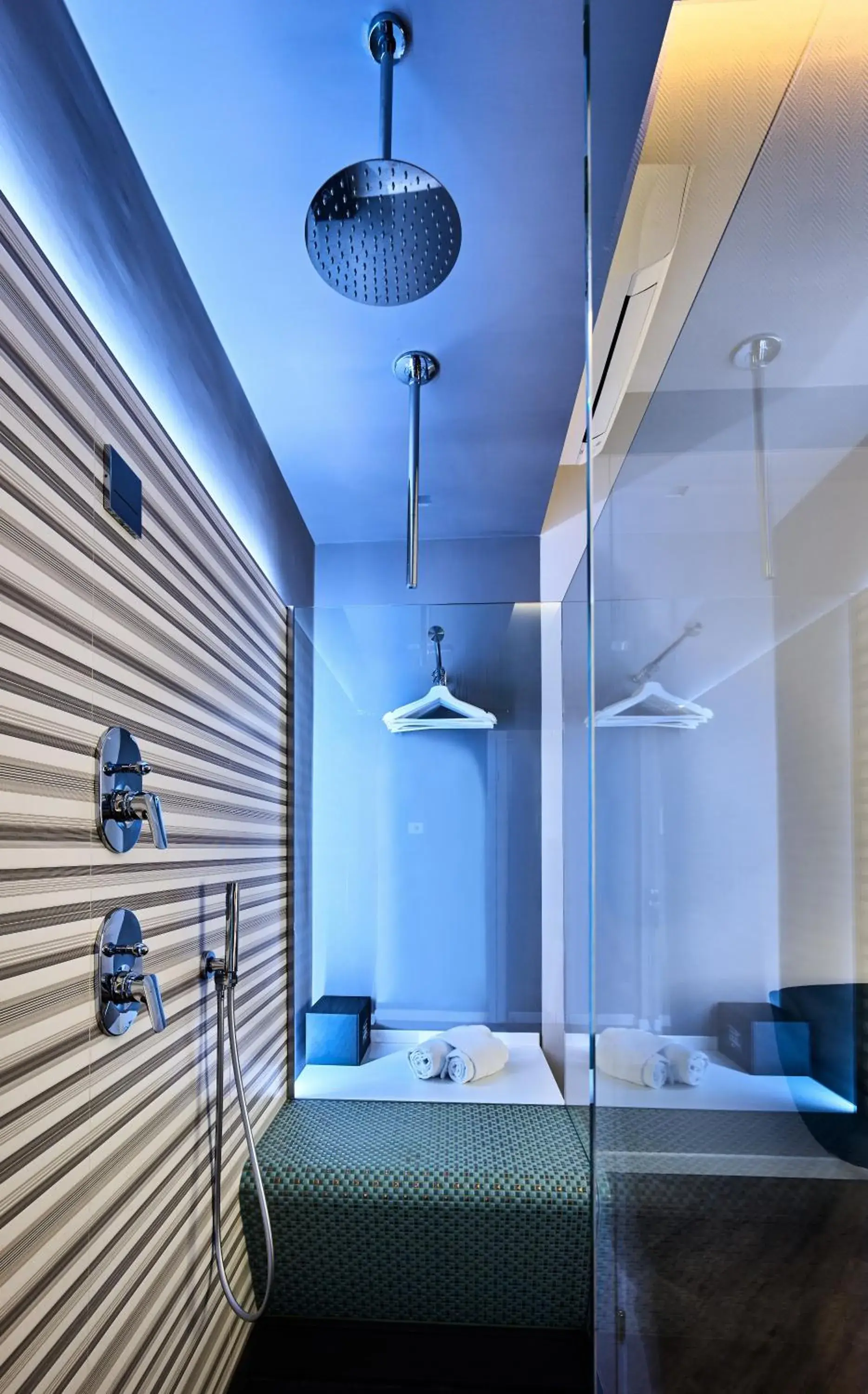 Shower, Bed in Ara Suite Shower, Bed in Ara Suite