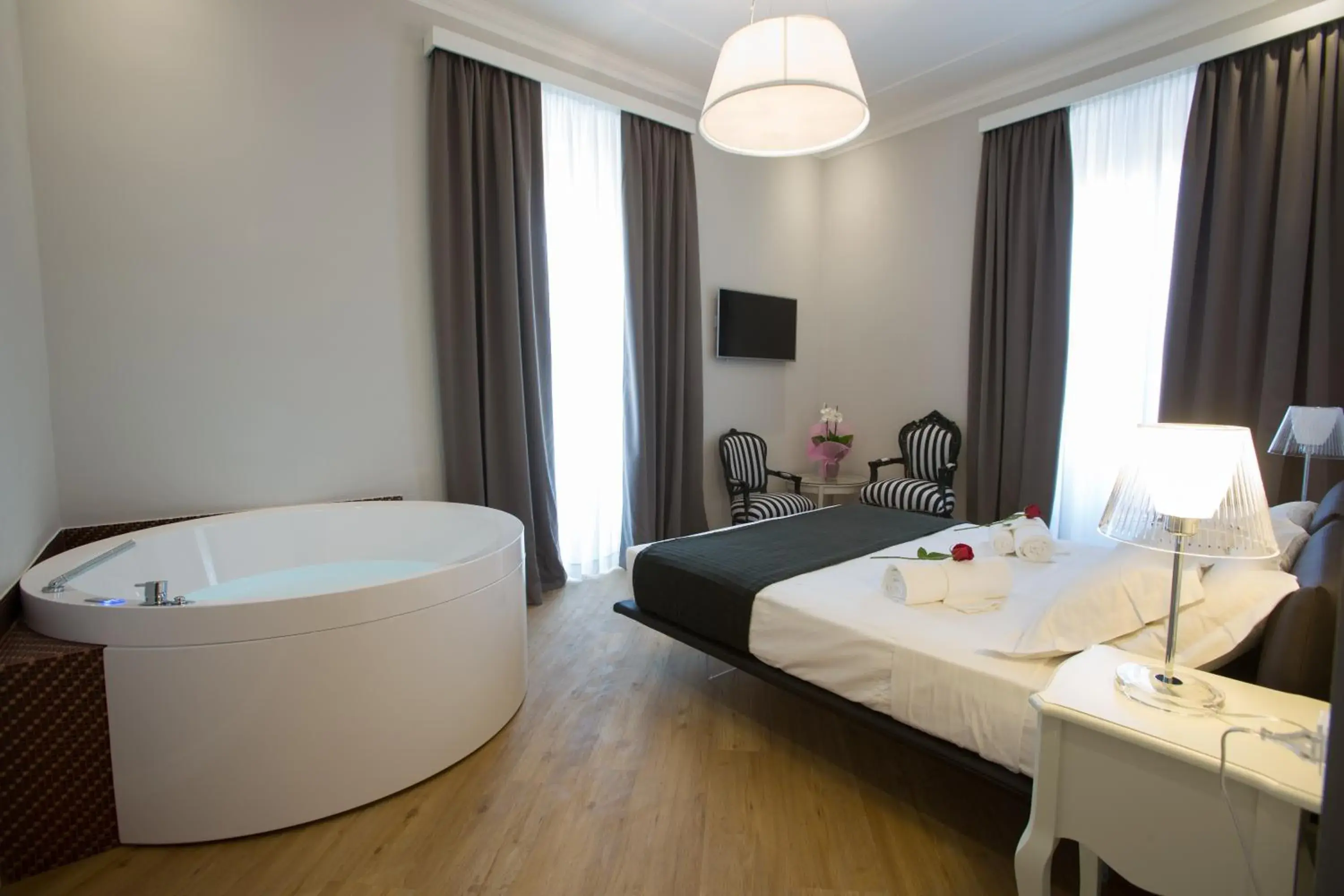 Hot Tub, Bed in Ara Suite Hot Tub, Bed in Ara Suite