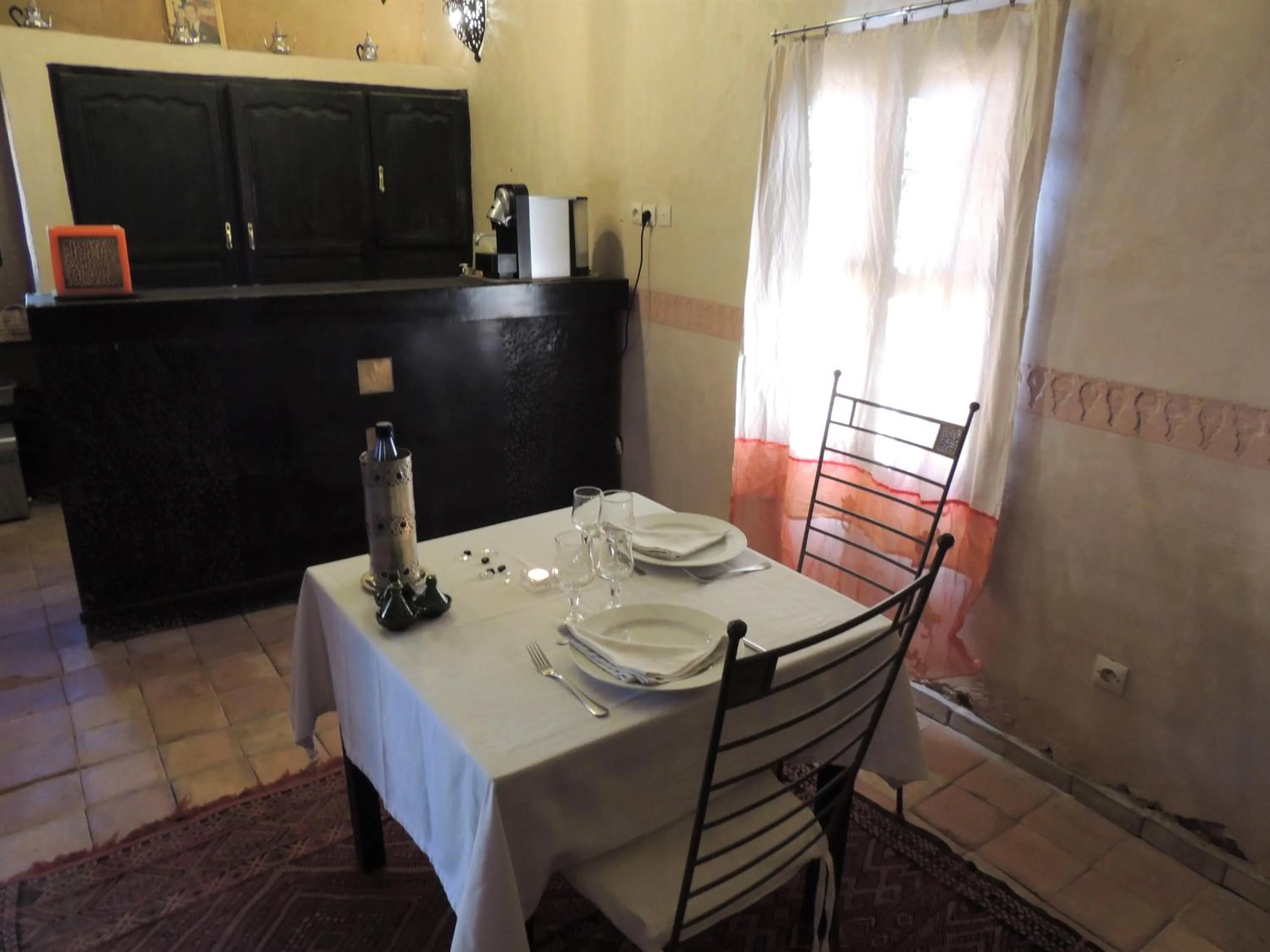 Restaurant/places to eat in Dar Qamar