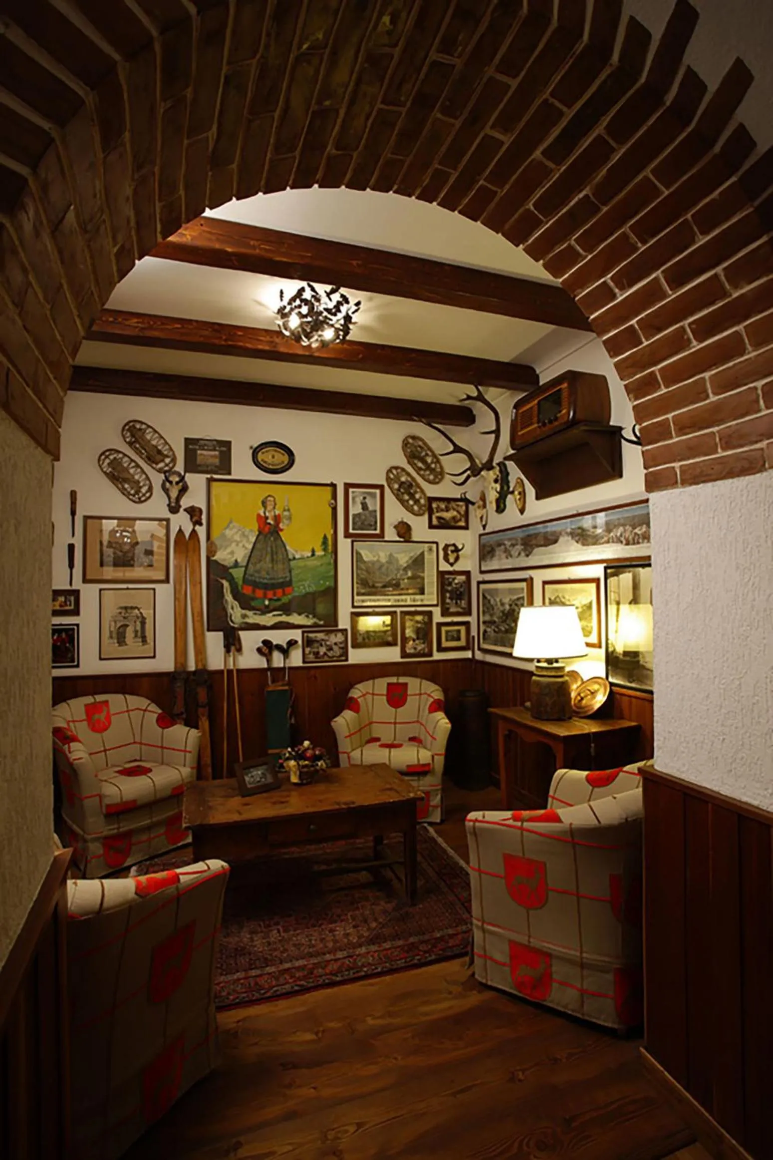 Communal lounge/ TV room in Hotel Dei Camosci