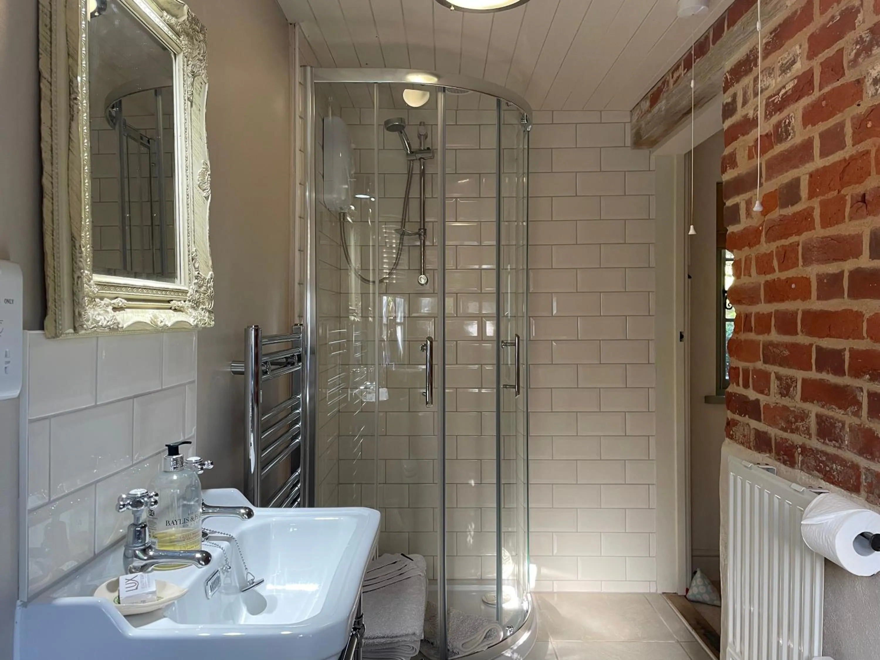 Shower in Dairy Cottage Luxury B&B