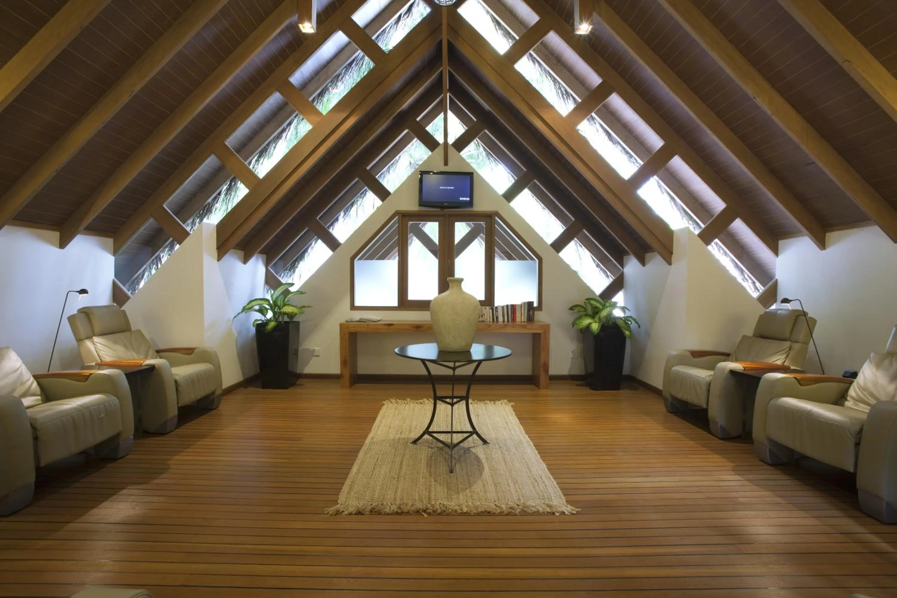 Lounge or bar in Baros Maldives