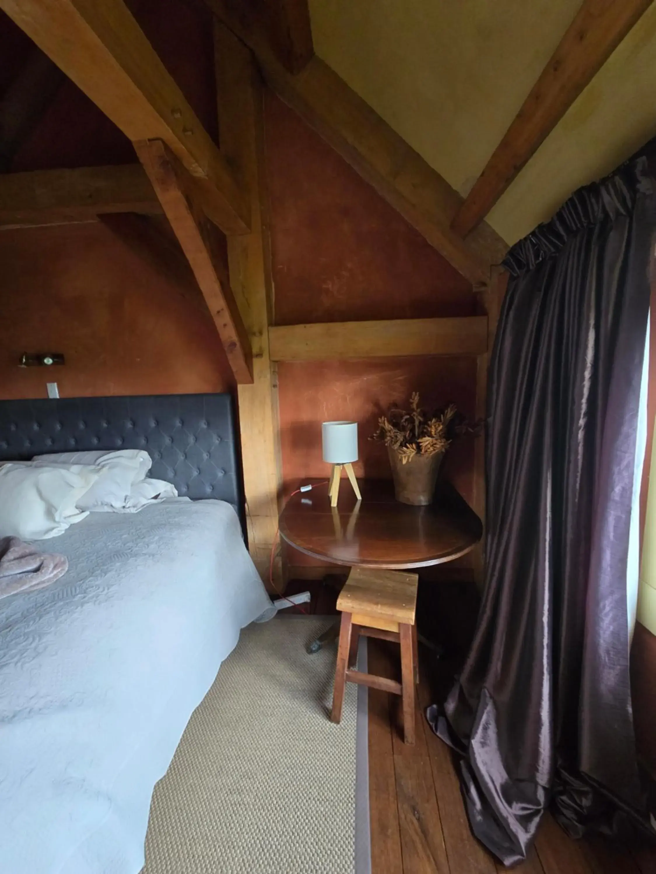 Large Double Room in housewithnonails Large Double Room in housewithnonails