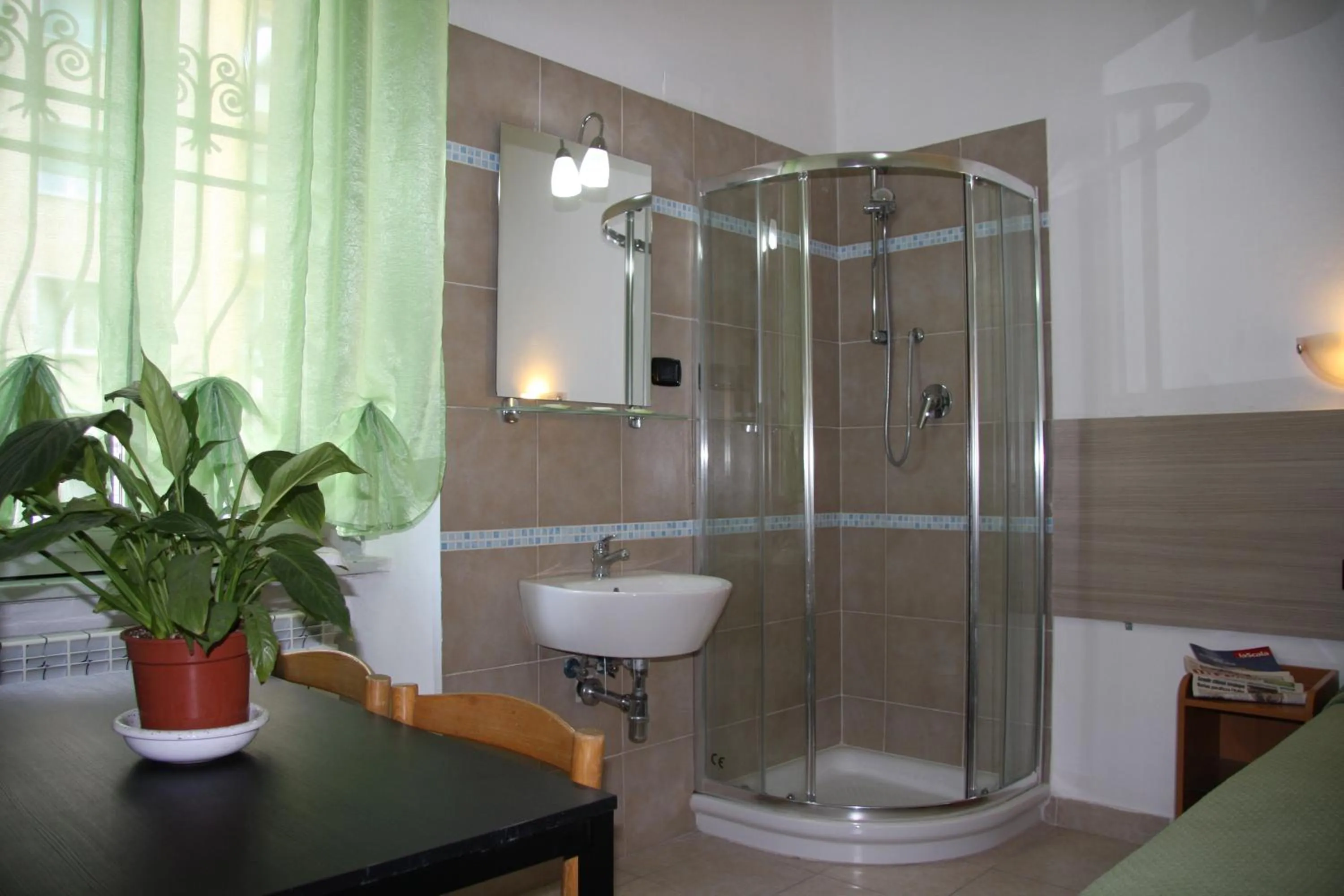 Shower in Hotel Adelchi