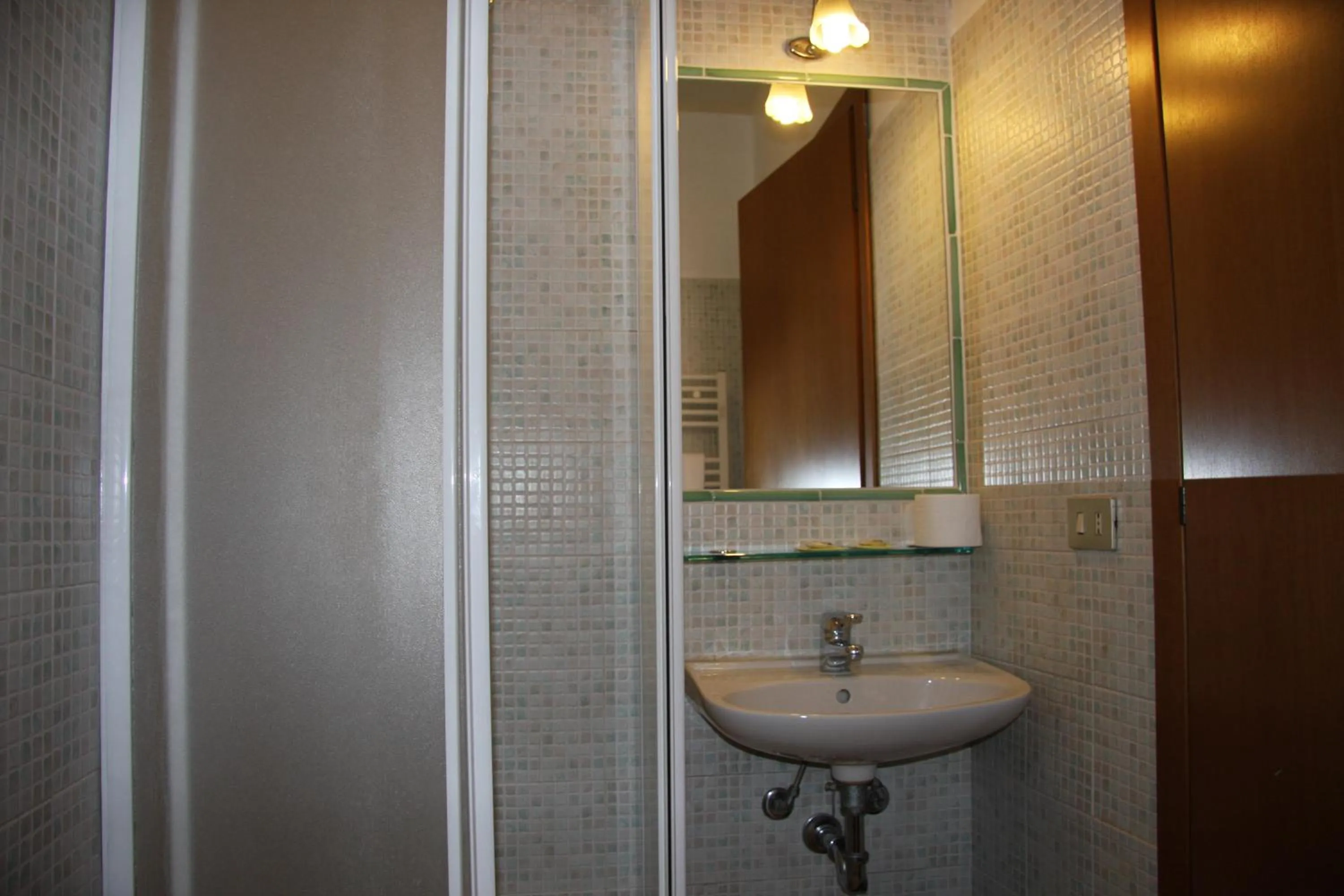 Shower in Hotel Adelchi