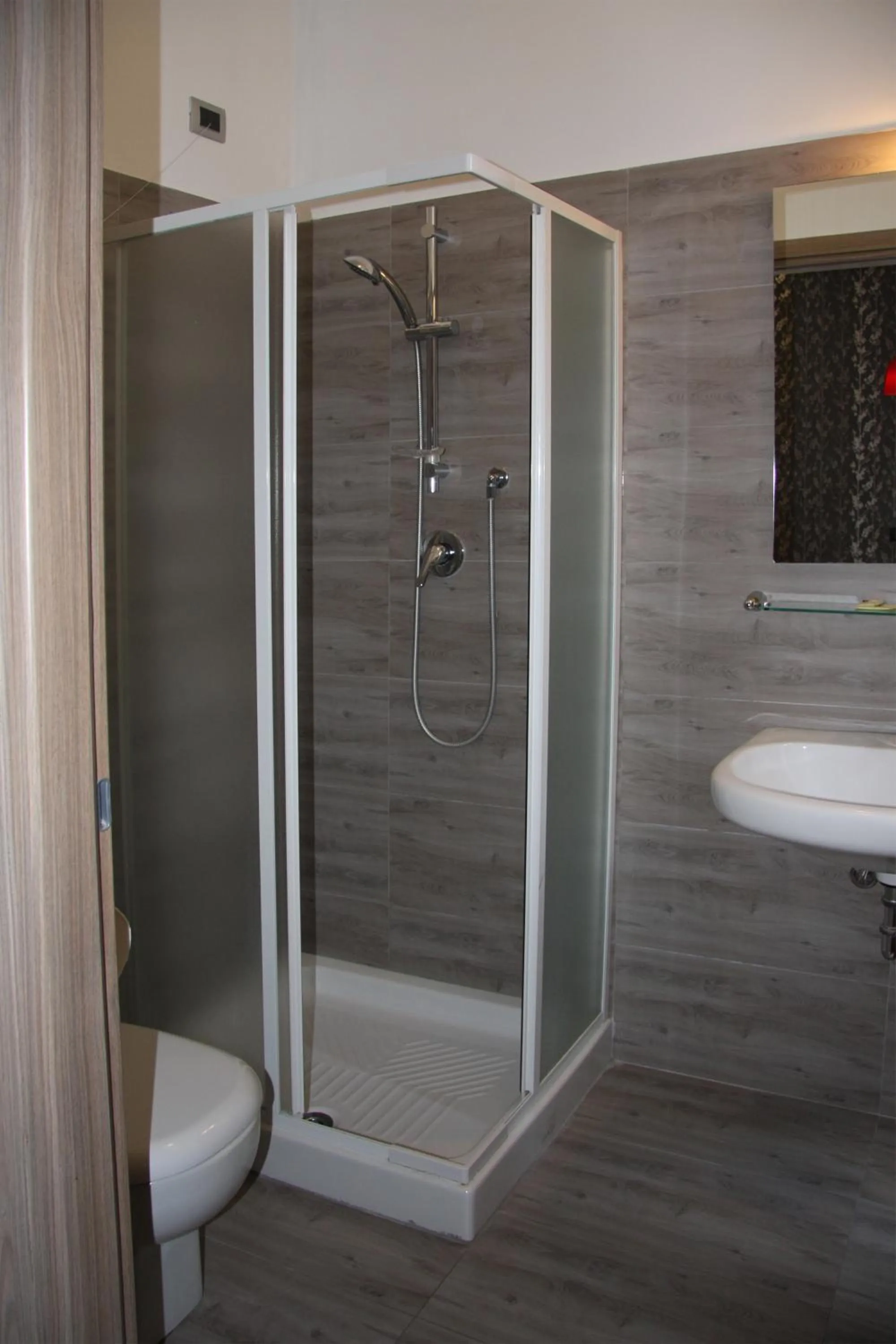 Shower in Hotel Adelchi