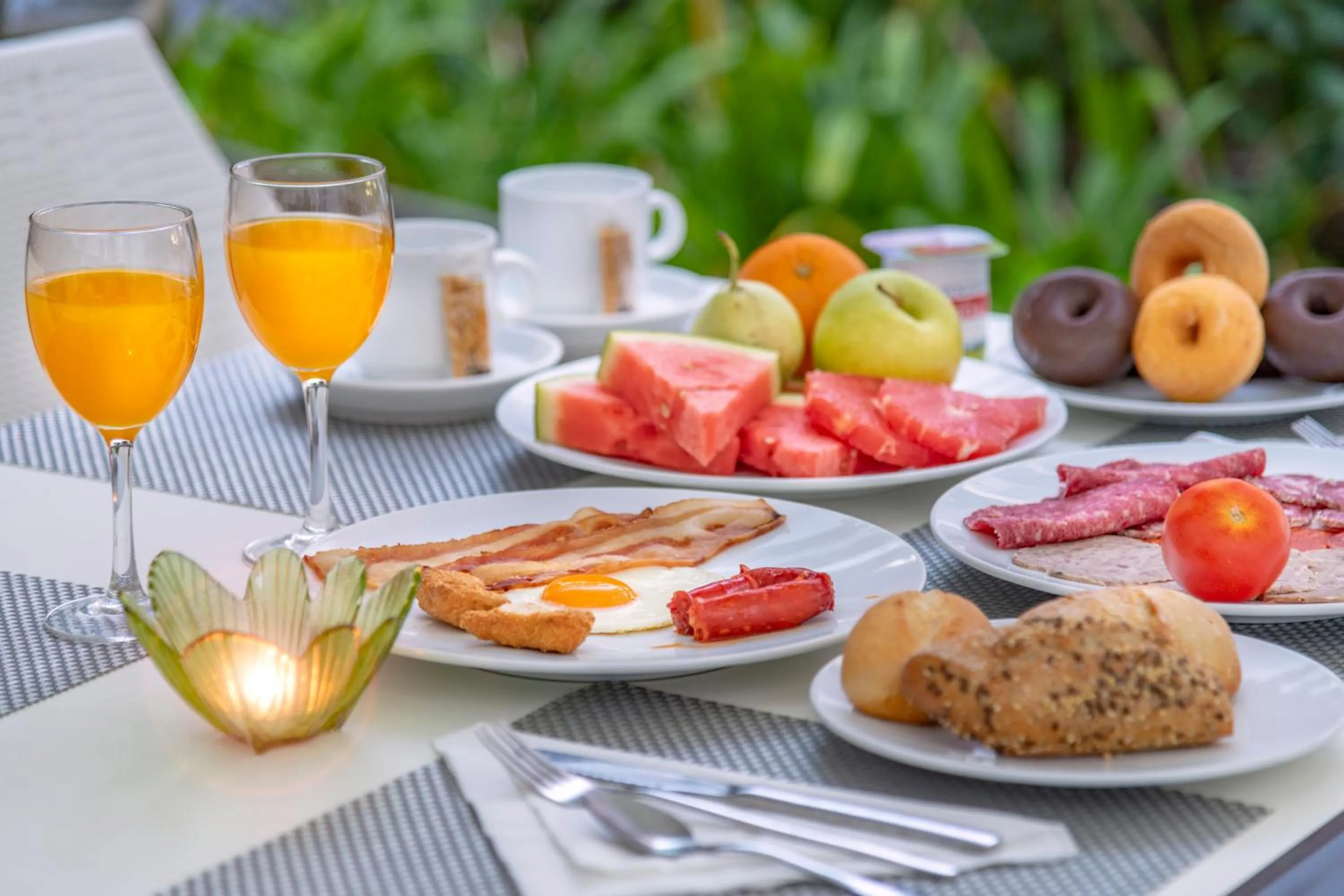 Food and drinks in Summer Hotel