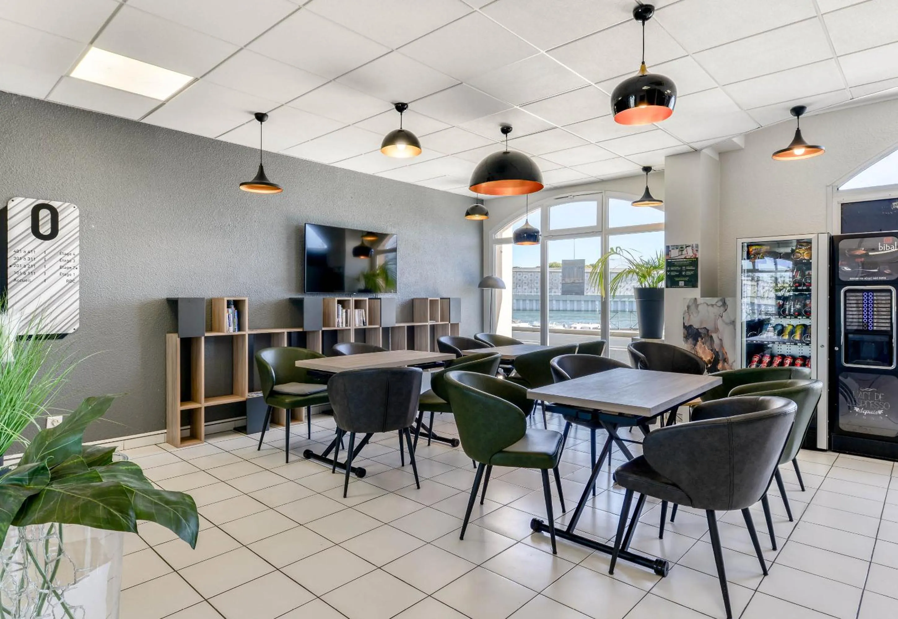 Restaurant/places to eat in B&B HOTEL Sète Centre Gare