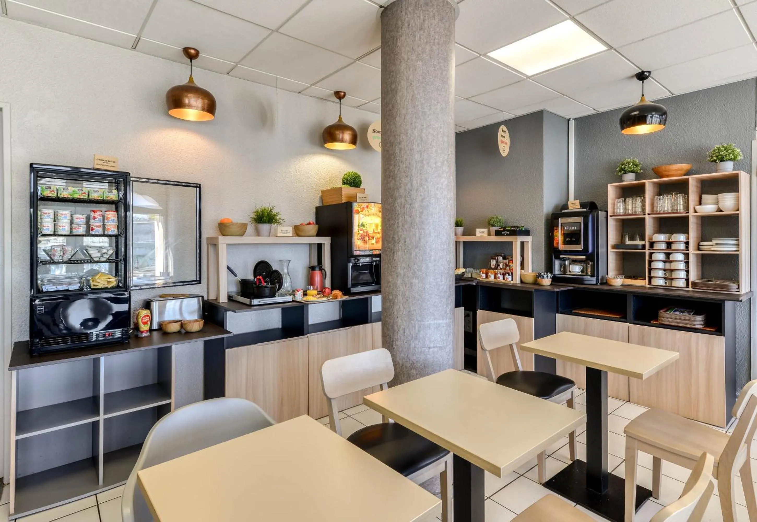 Restaurant/places to eat in B&B HOTEL Sète Centre Gare