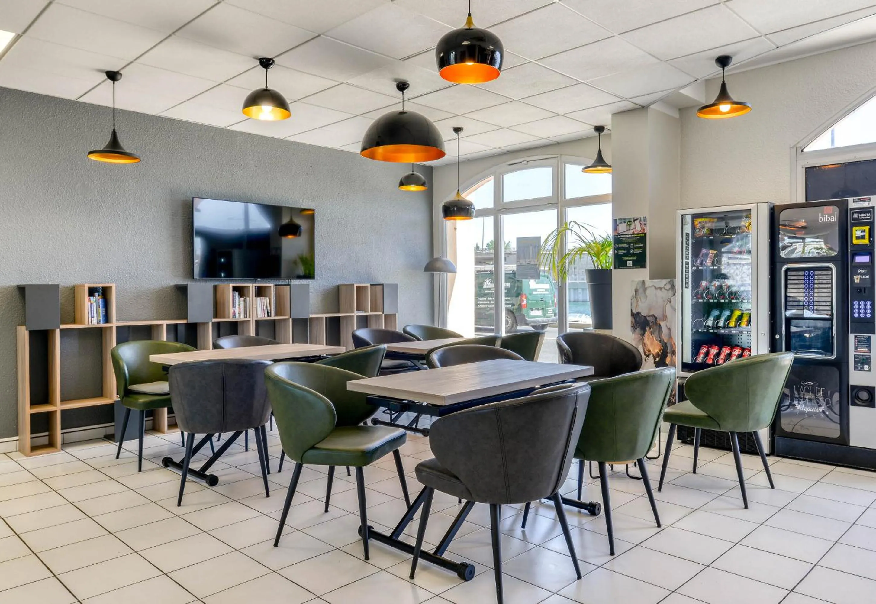 Communal lounge/ TV room in B&B HOTEL Sète Centre Gare