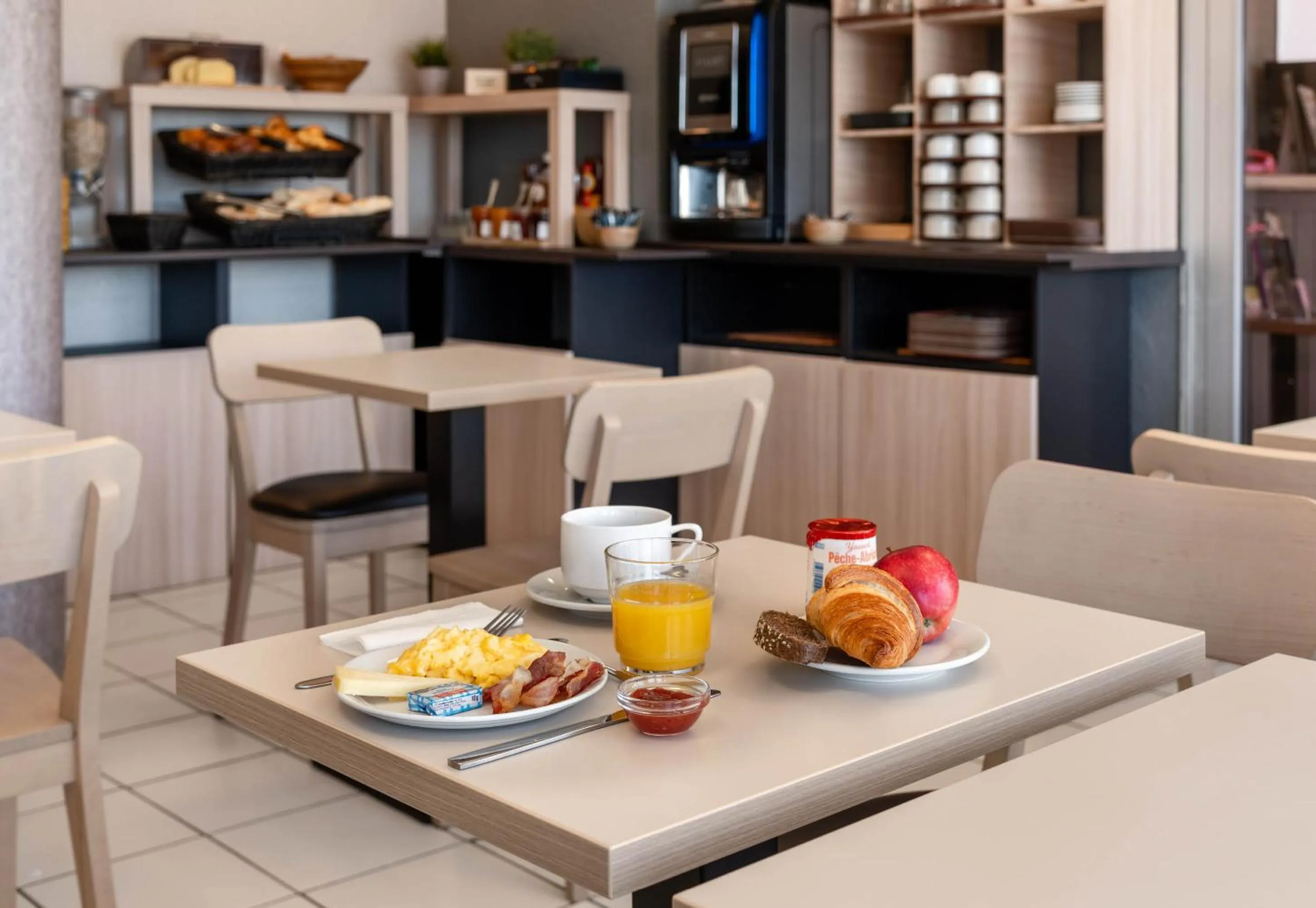 Breakfast in B&B HOTEL Sète Centre Gare