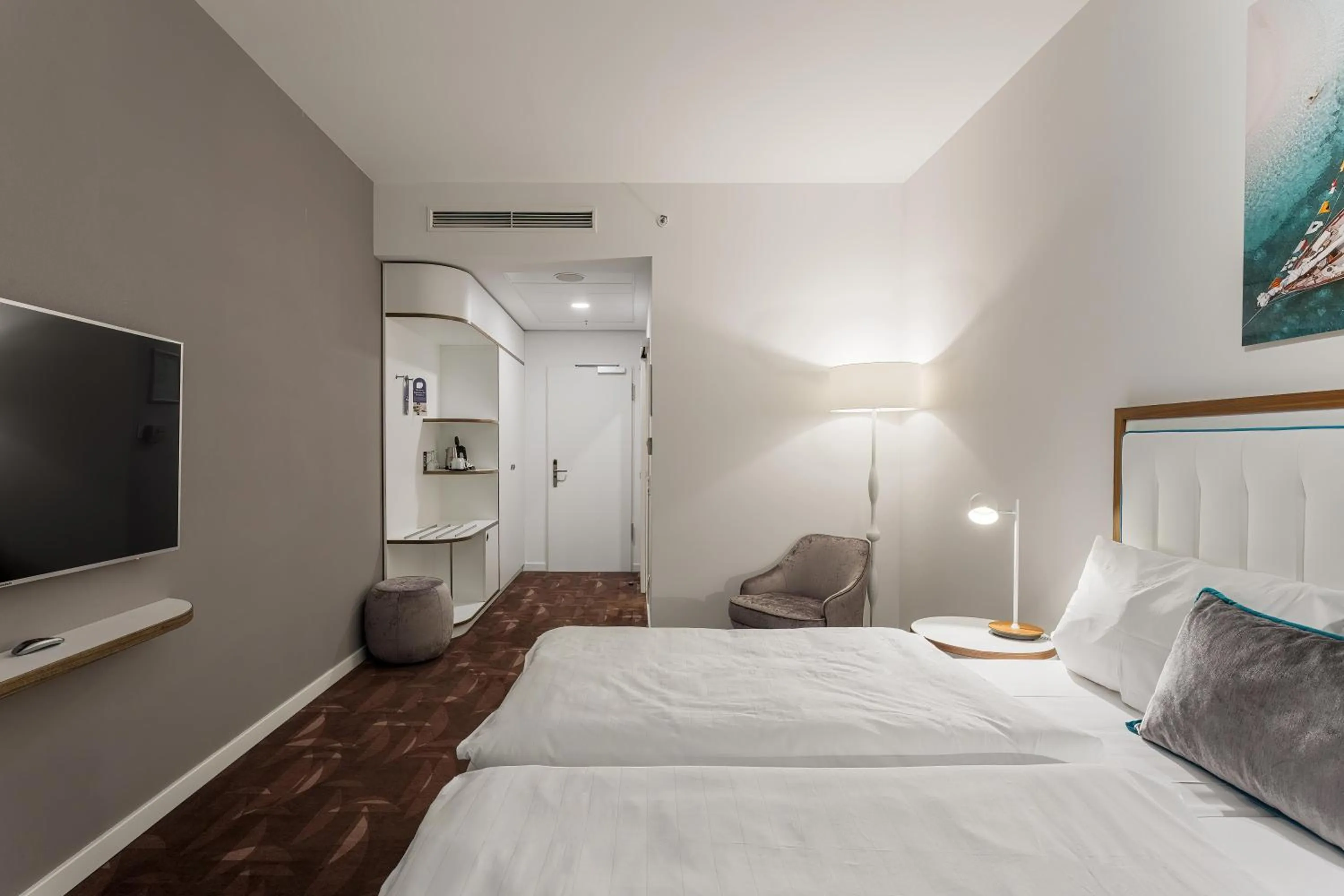 Photo of the whole room, Bed in Mercure Hotel MOA Berlin