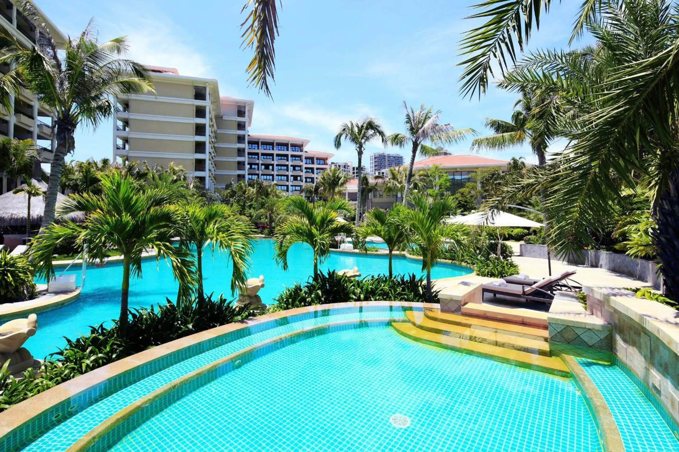 Swimming pool in Luhuitou State Guesthouse & Resort