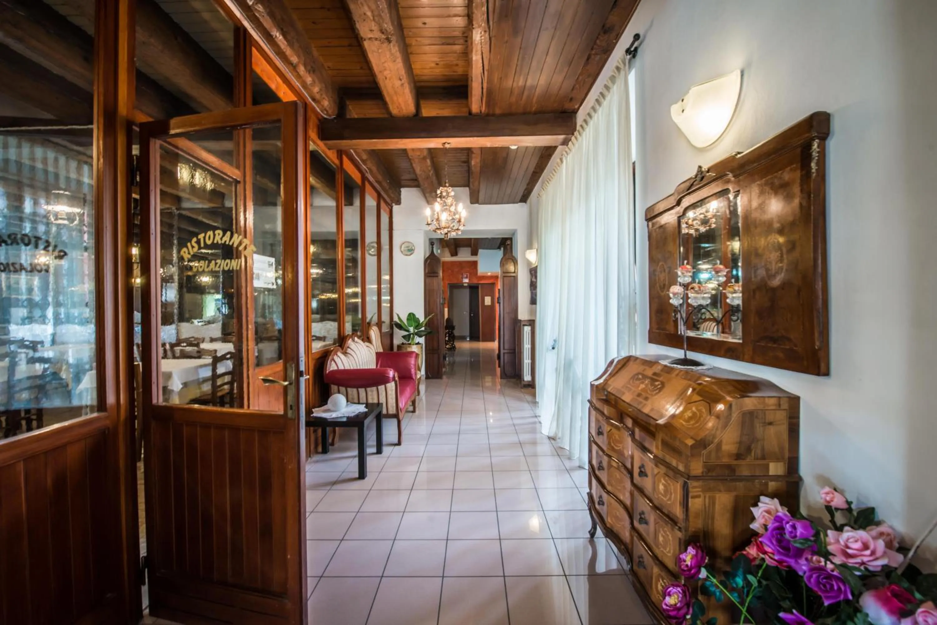 Area and facilities in Hotel Johnson