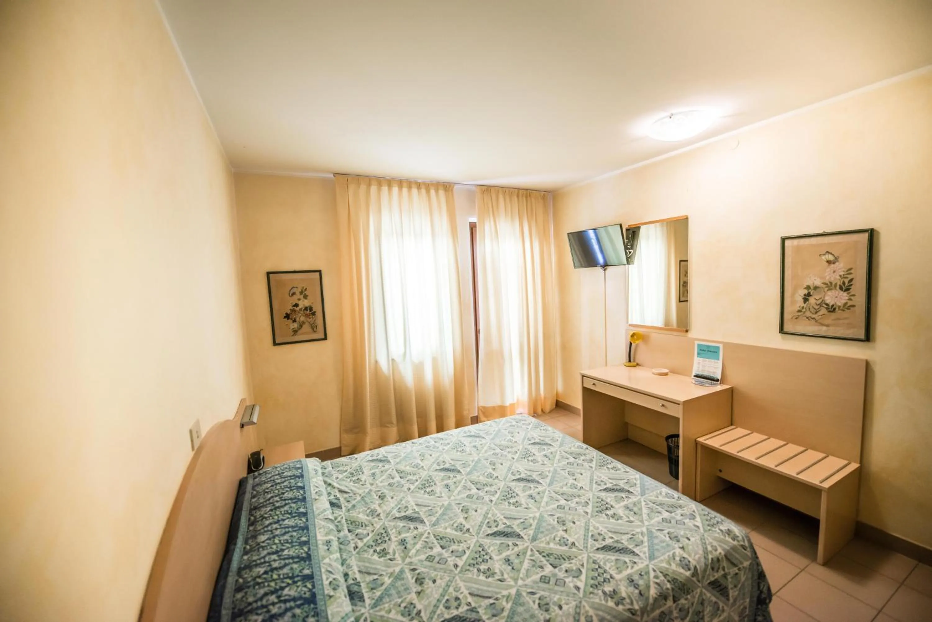 Bedroom, Bed in Hotel Johnson