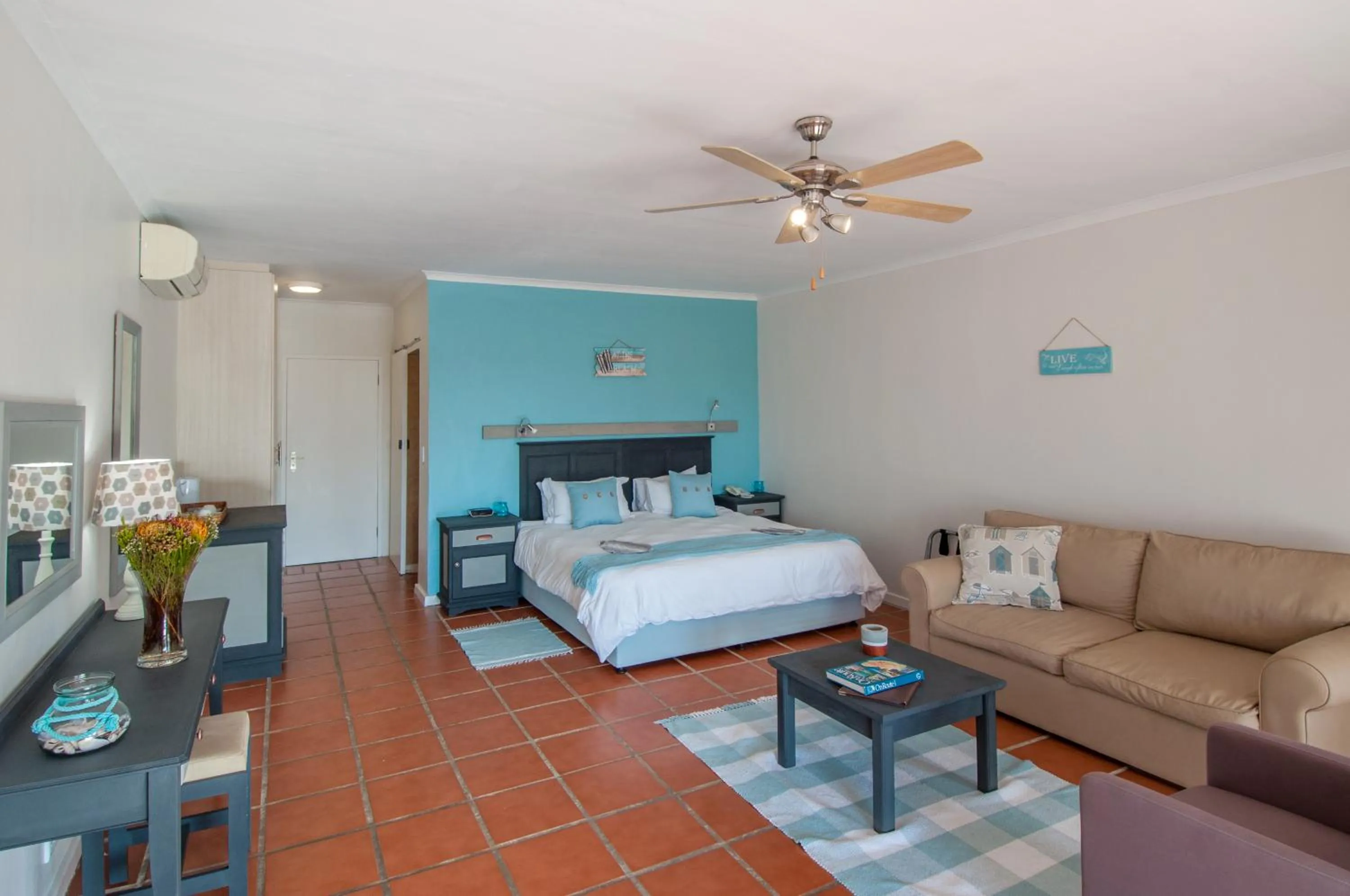 Seating area, Bed in Wind-Rose Guest House