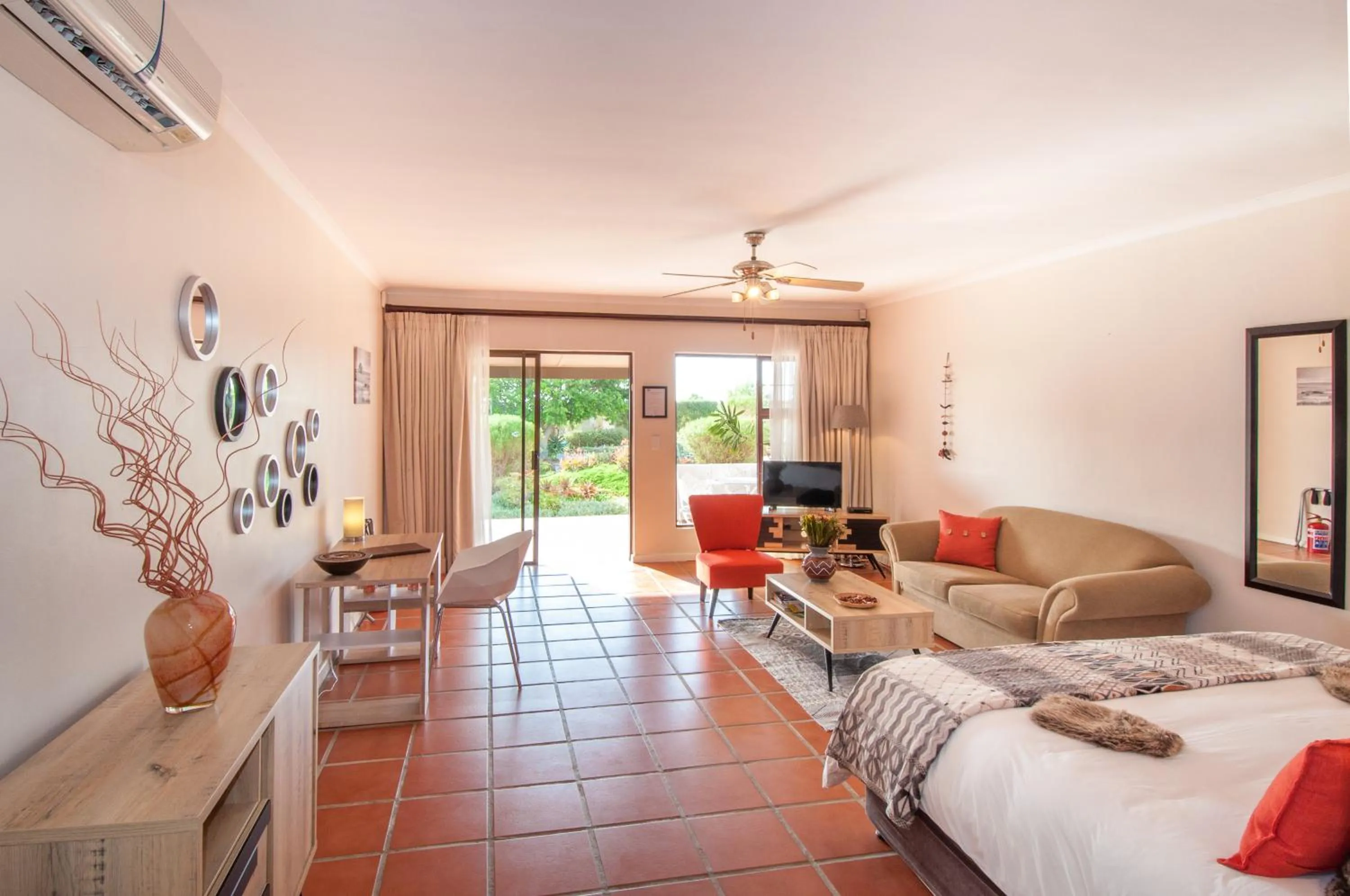 Seating area, Bed in Wind-Rose Guest House