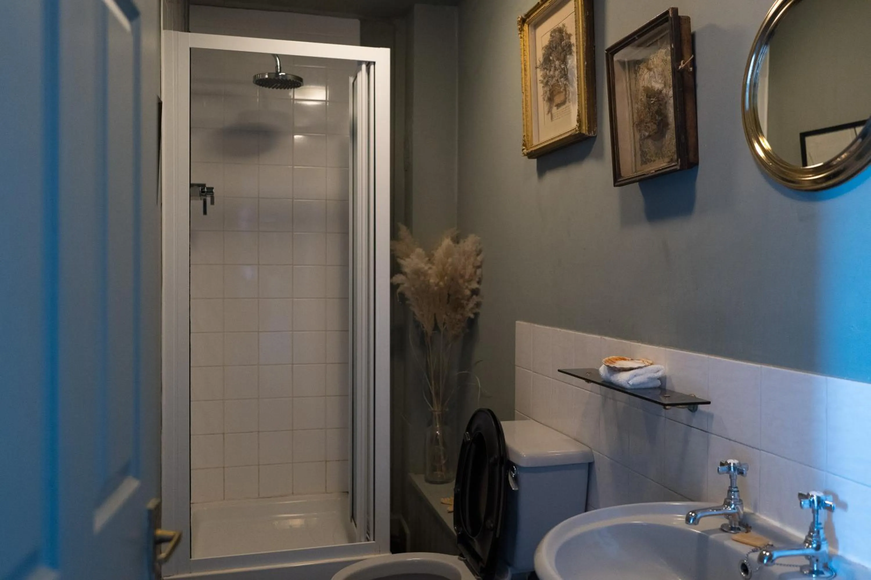 Shower in La Rosa Hotel