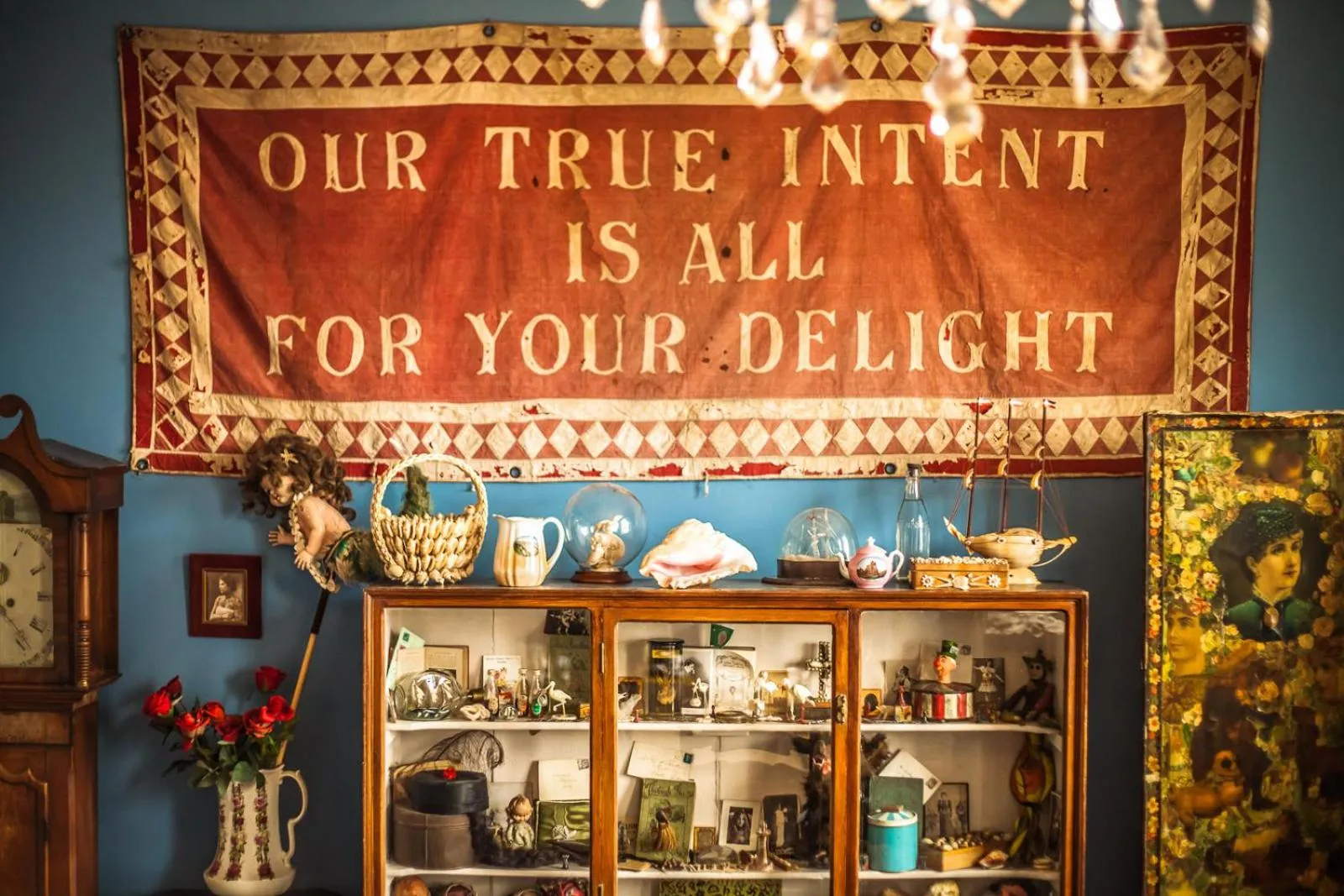 Property logo or sign in La Rosa Hotel