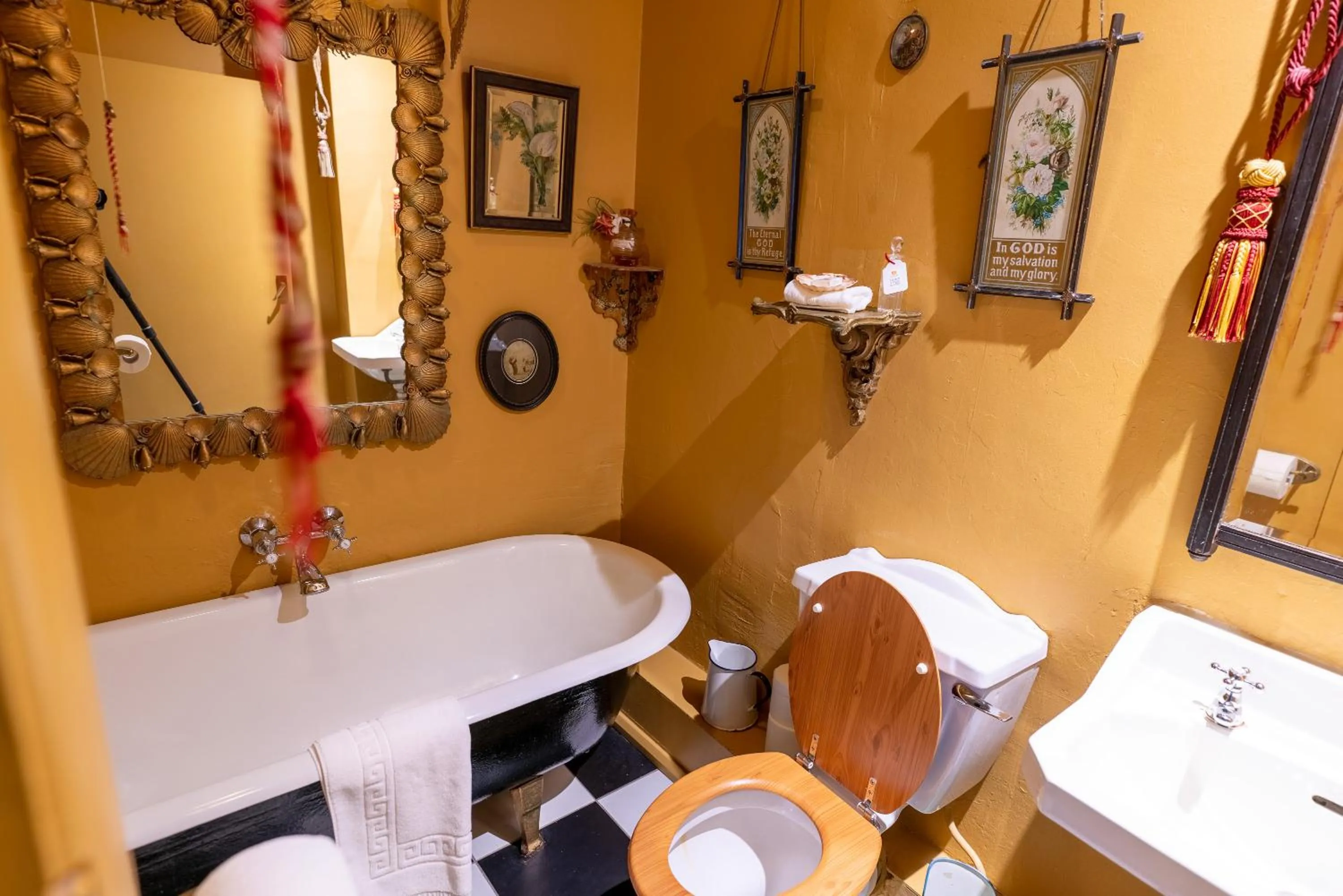 Bathroom in La Rosa Hotel