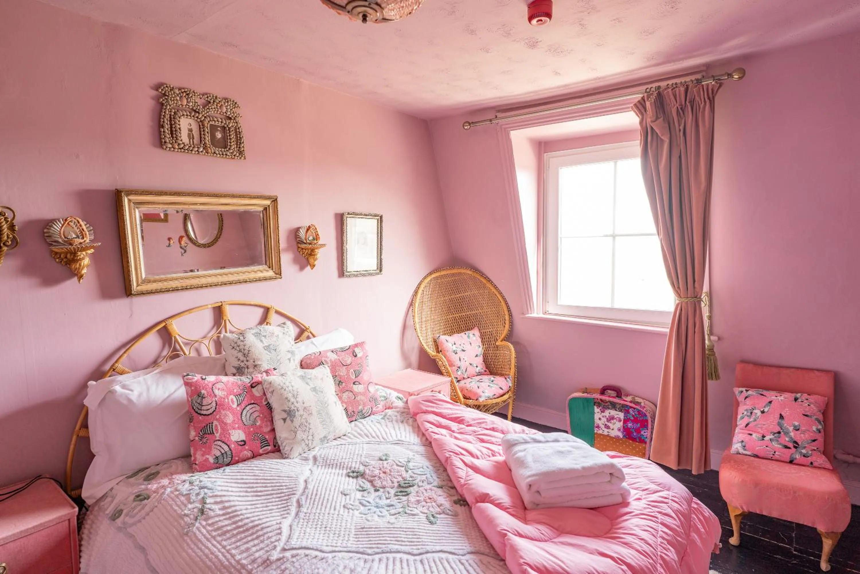 Bed in La Rosa Hotel