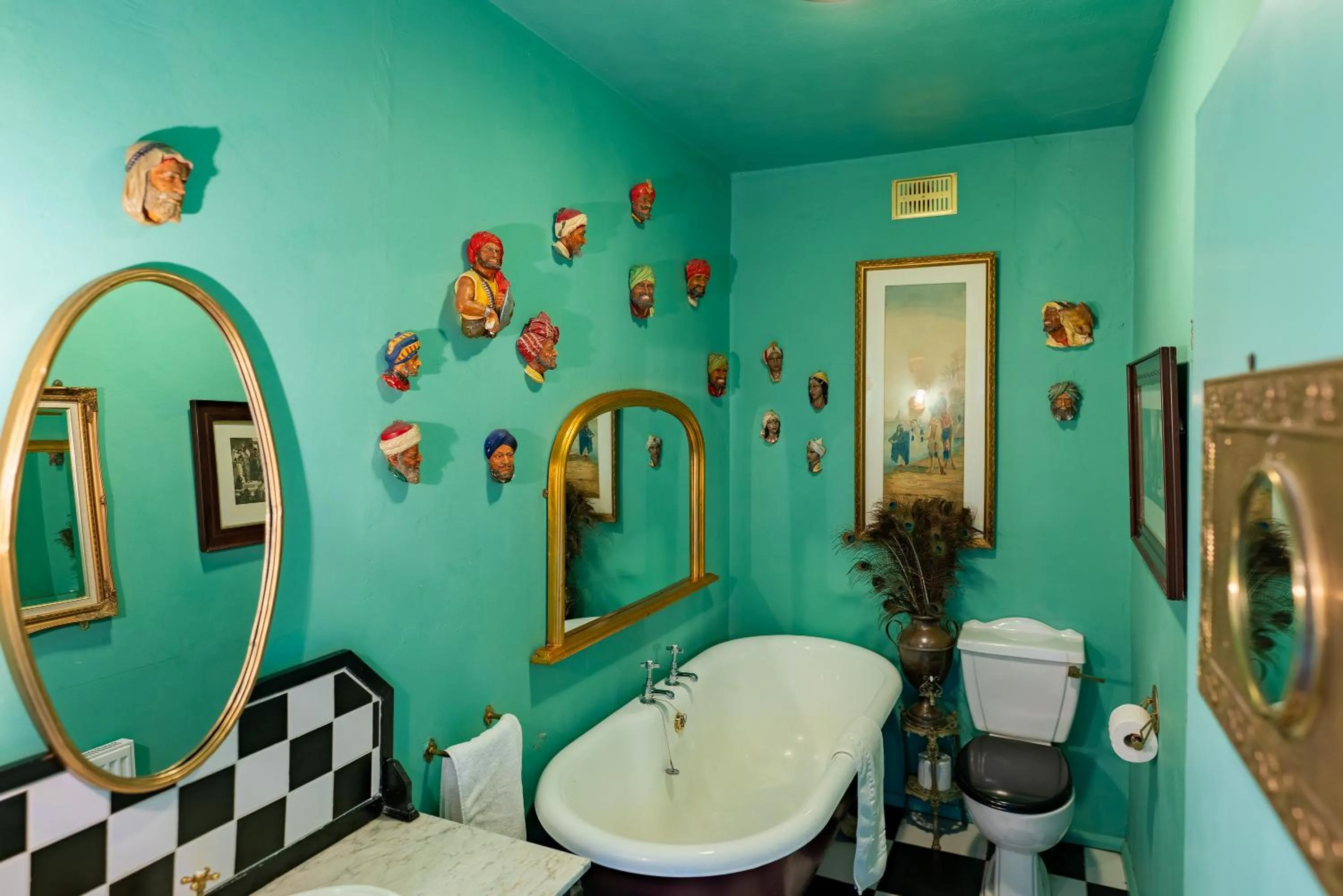 Bathroom in La Rosa Hotel