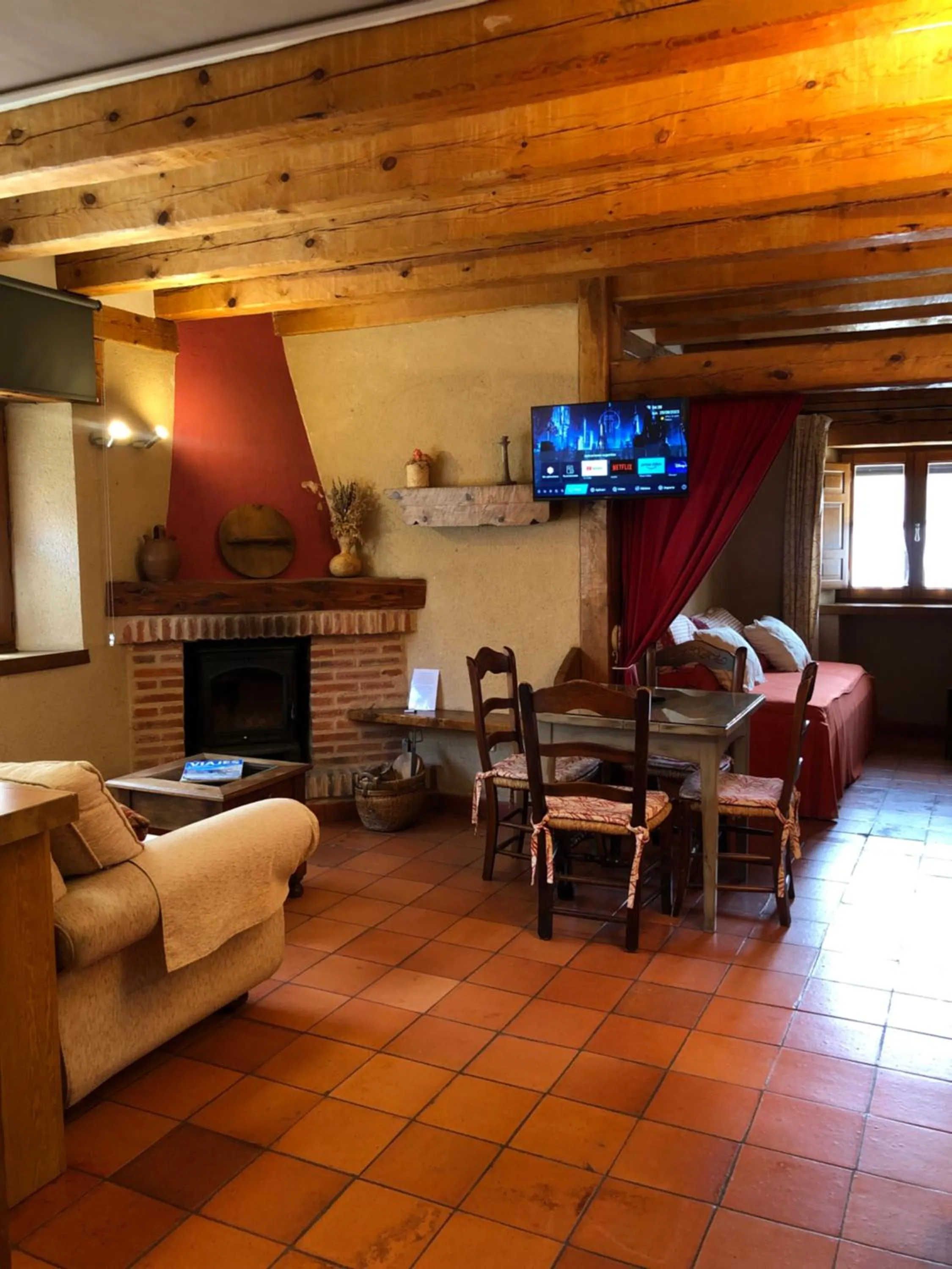 TV and multimedia in Apartamentos Lobiche