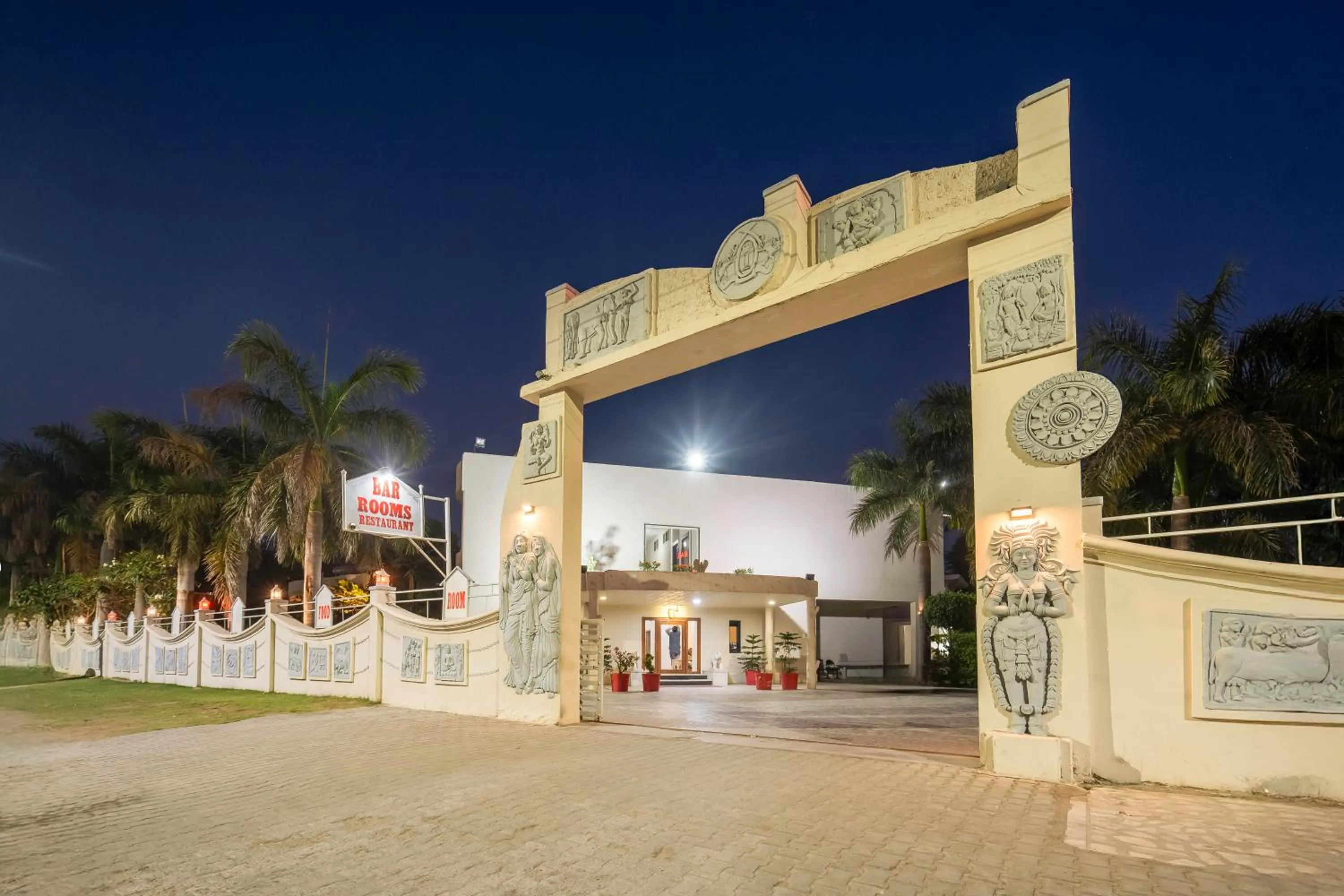 Facade/entrance in Hotel Chandrawati Palace