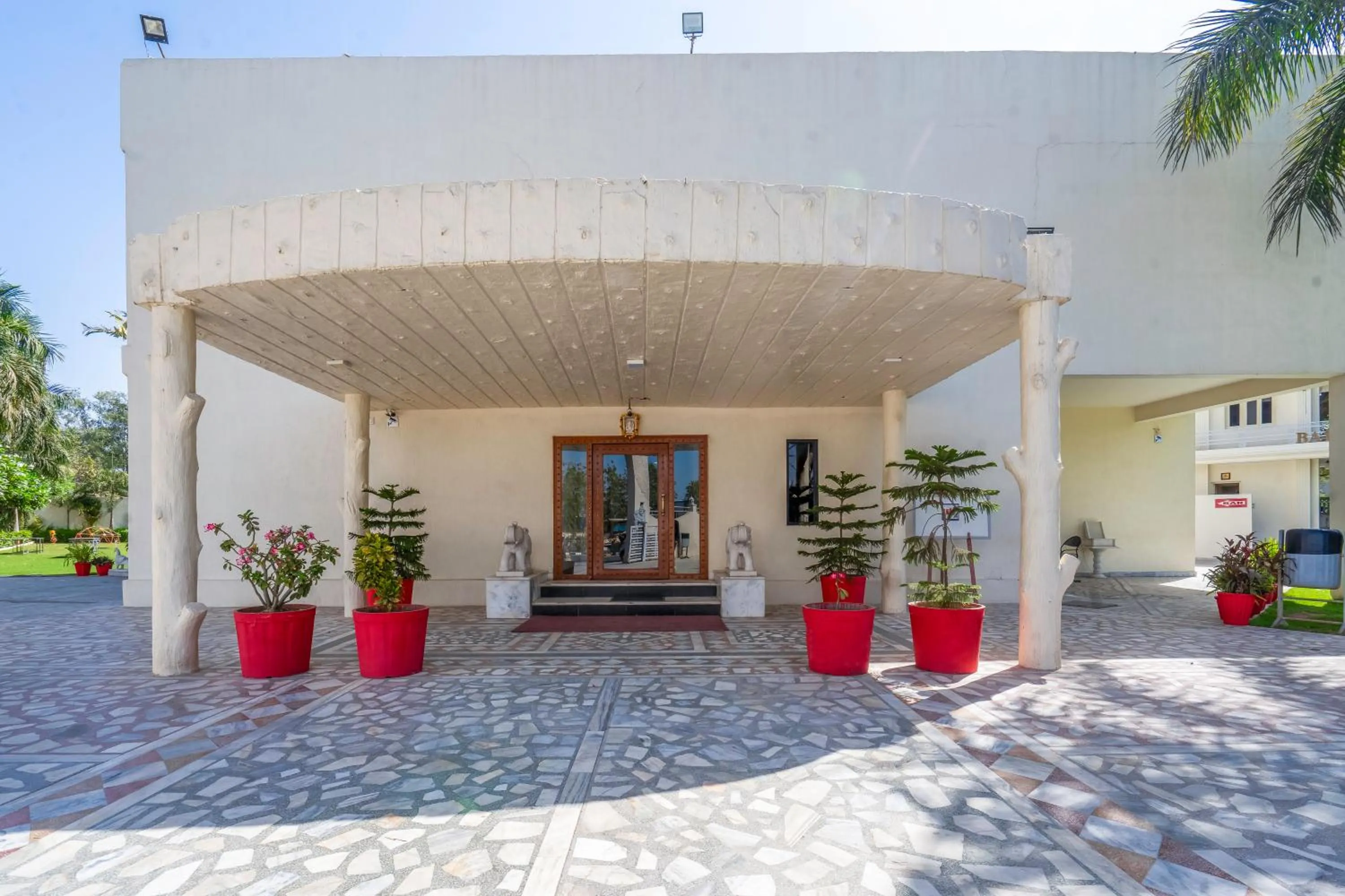 Facade/entrance in Hotel Chandrawati Palace