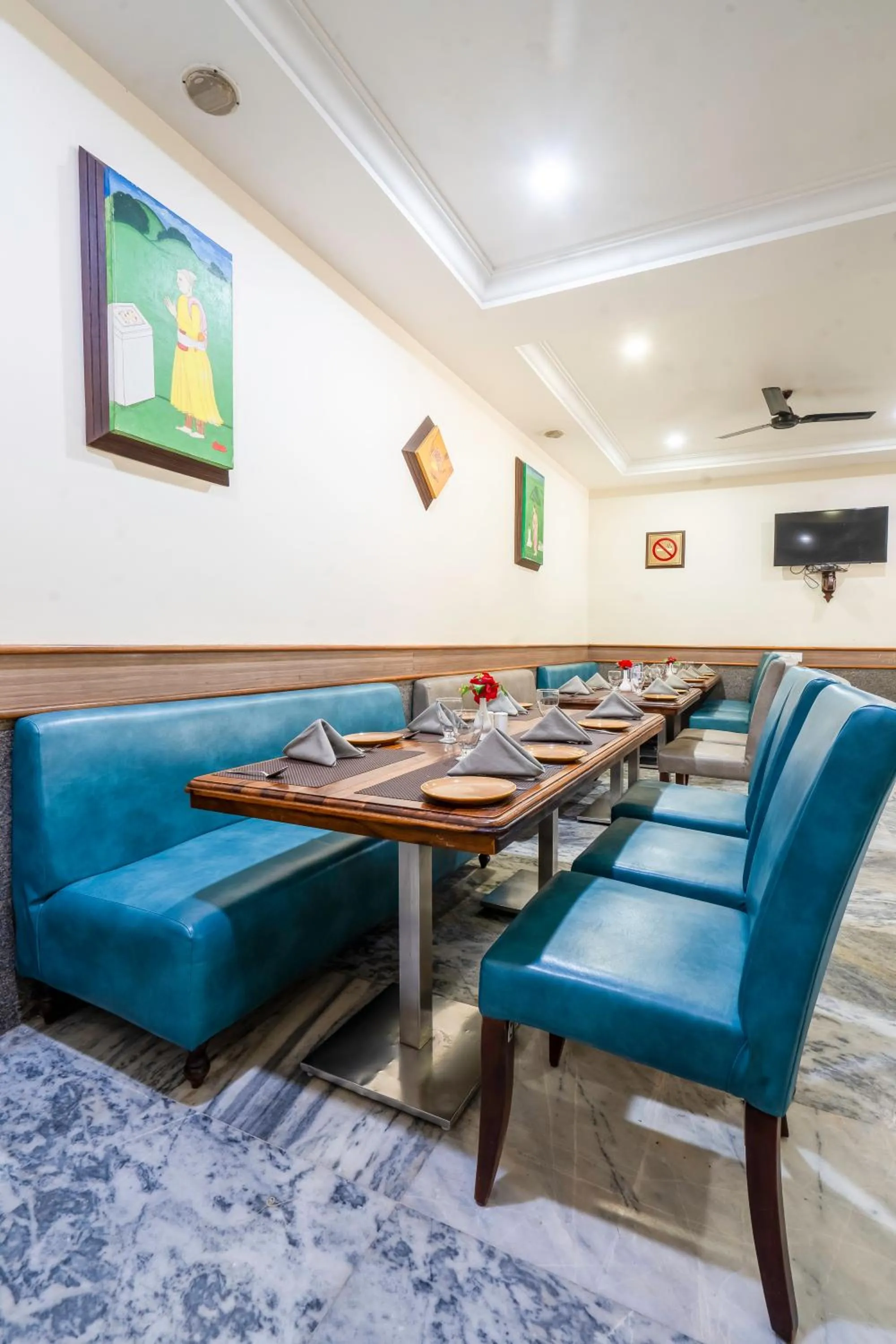 Restaurant/places to eat in Hotel Chandrawati Palace