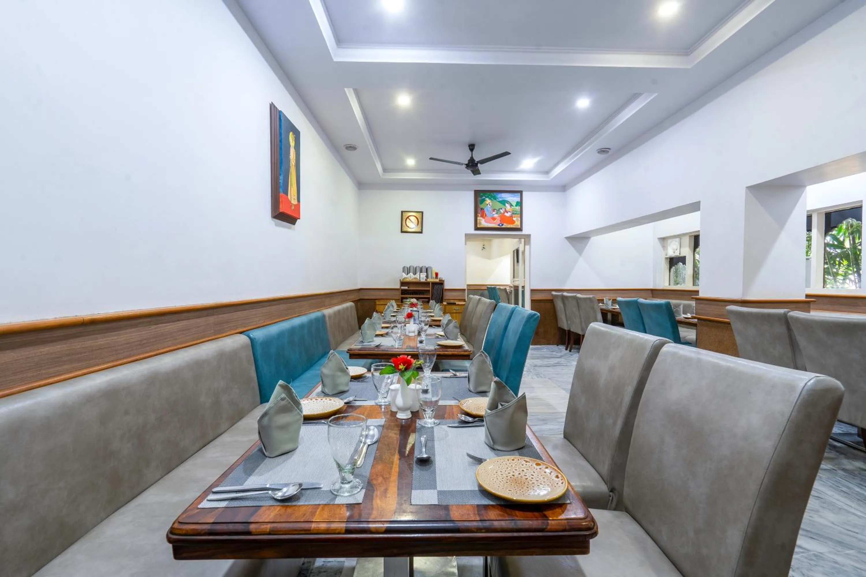 Restaurant/places to eat in Hotel Chandrawati Palace