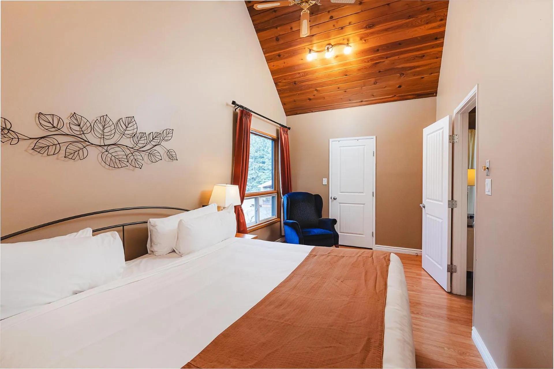 Photo of the whole room, Bed in Overlander Mountain Lodge