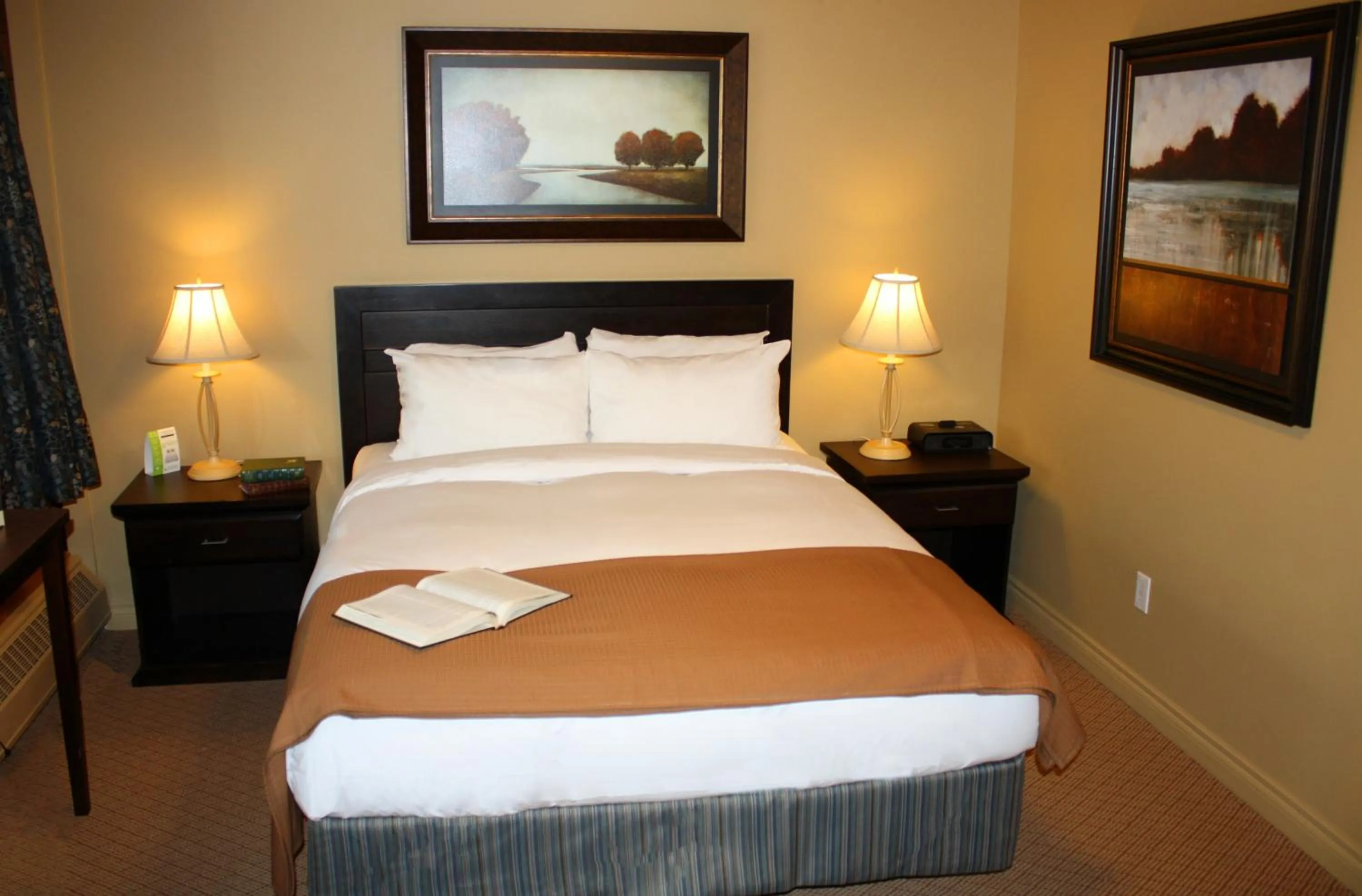 Bed in Overlander Mountain Lodge