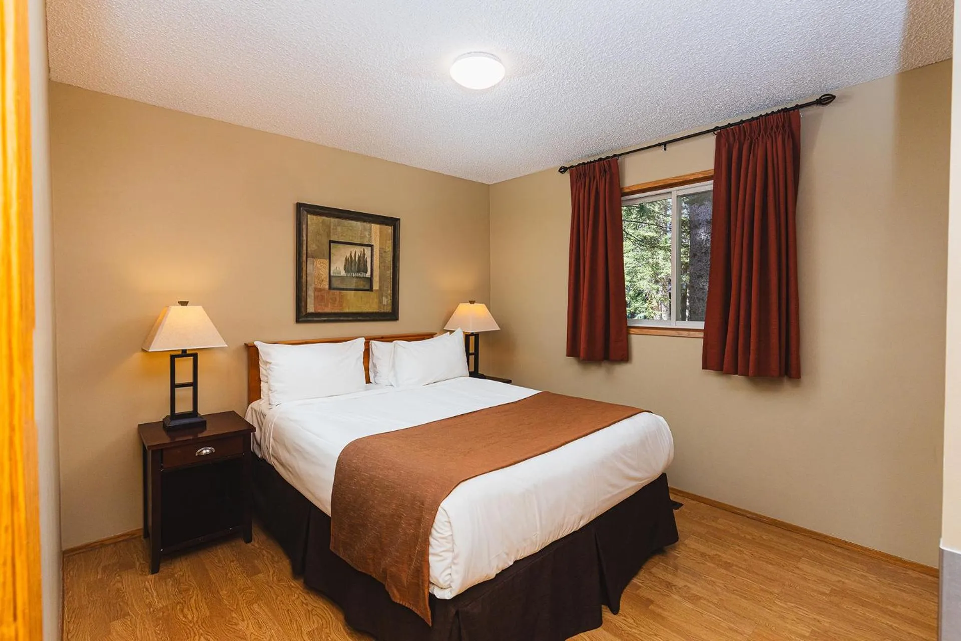 Bedroom, Bed in Overlander Mountain Lodge