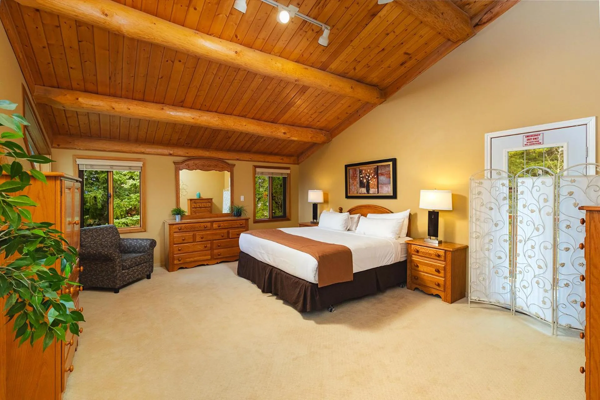 Photo of the whole room, Bed in Overlander Mountain Lodge