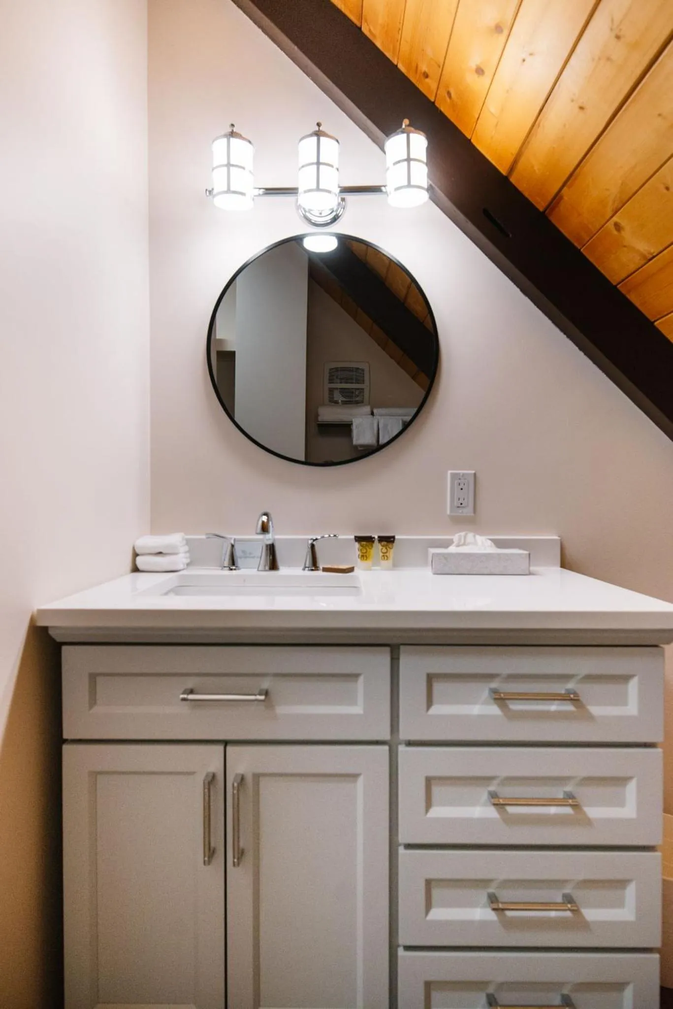 Bathroom in Overlander Mountain Lodge