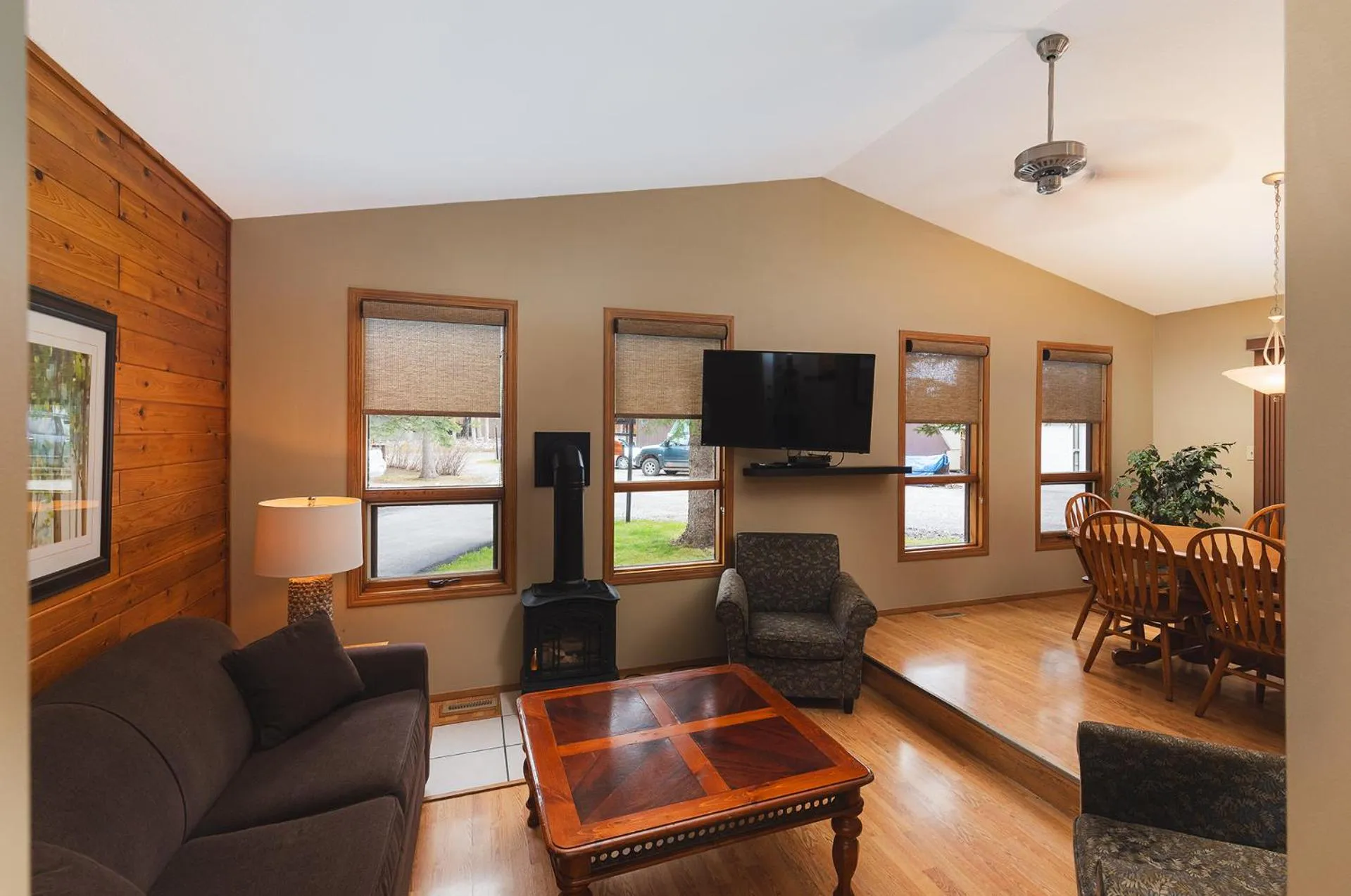 TV and multimedia in Overlander Mountain Lodge