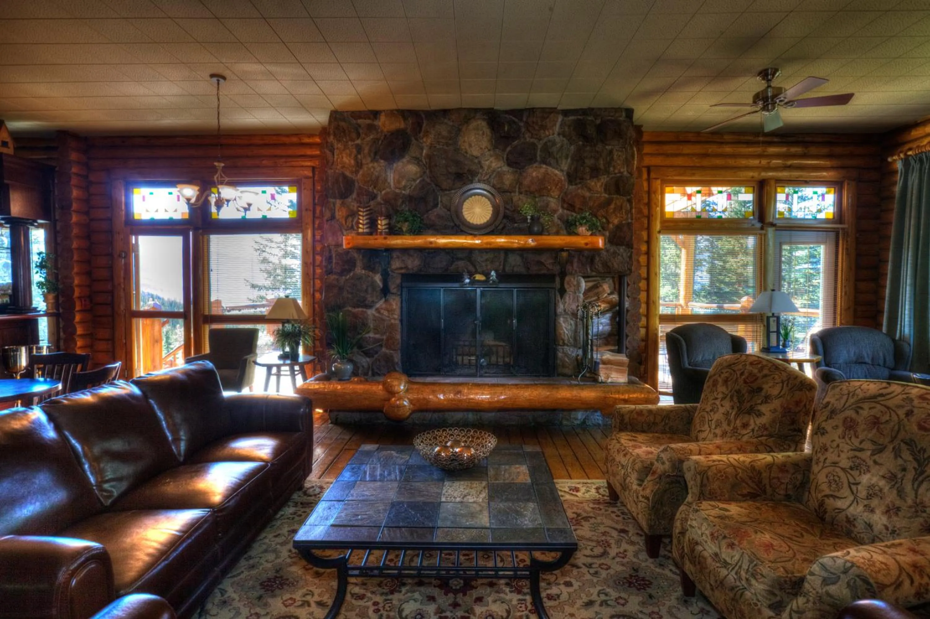 Communal lounge/ TV room in Overlander Mountain Lodge