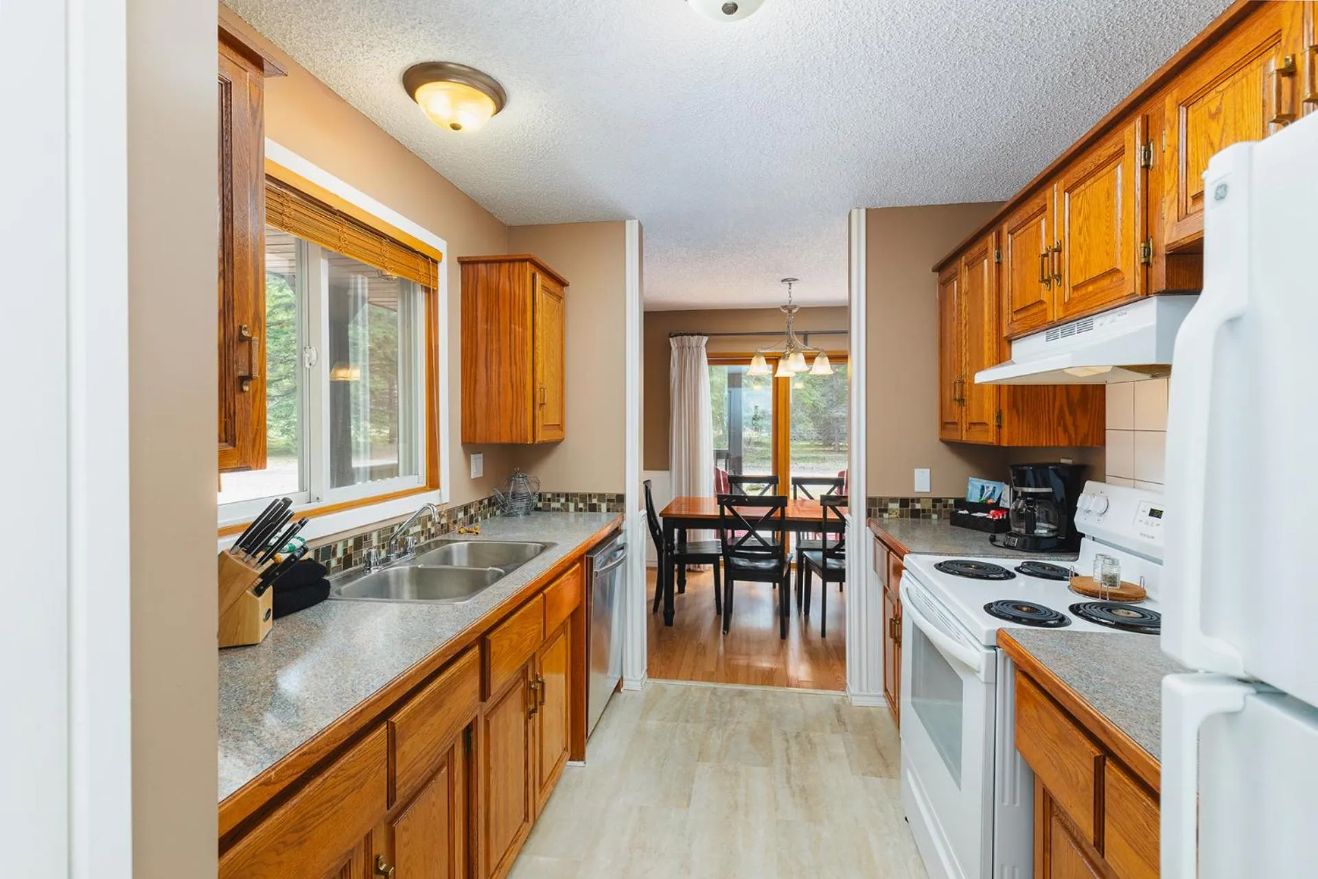 Kitchen or kitchenette in Overlander Mountain Lodge