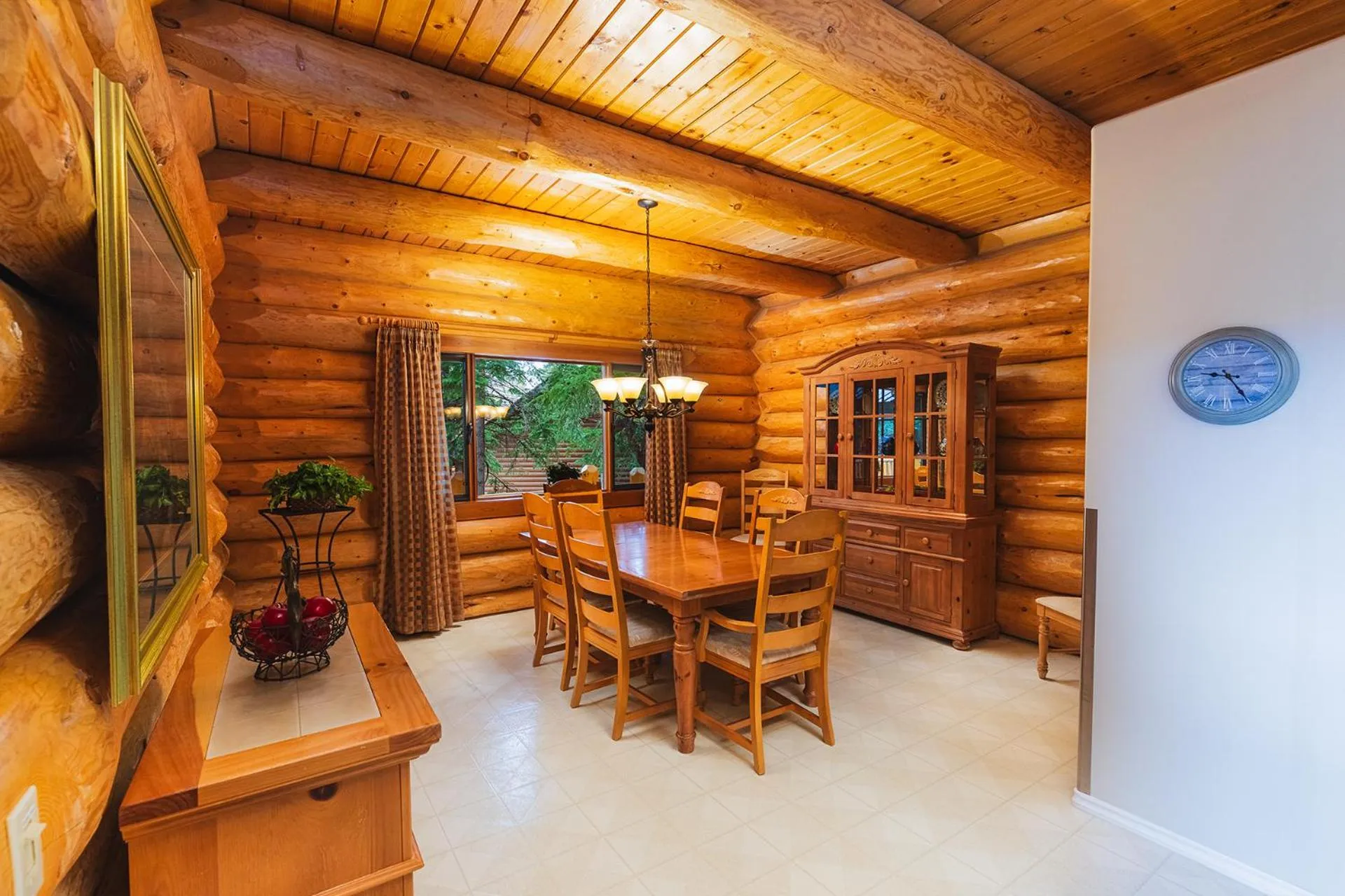 Dining area in Overlander Mountain Lodge
