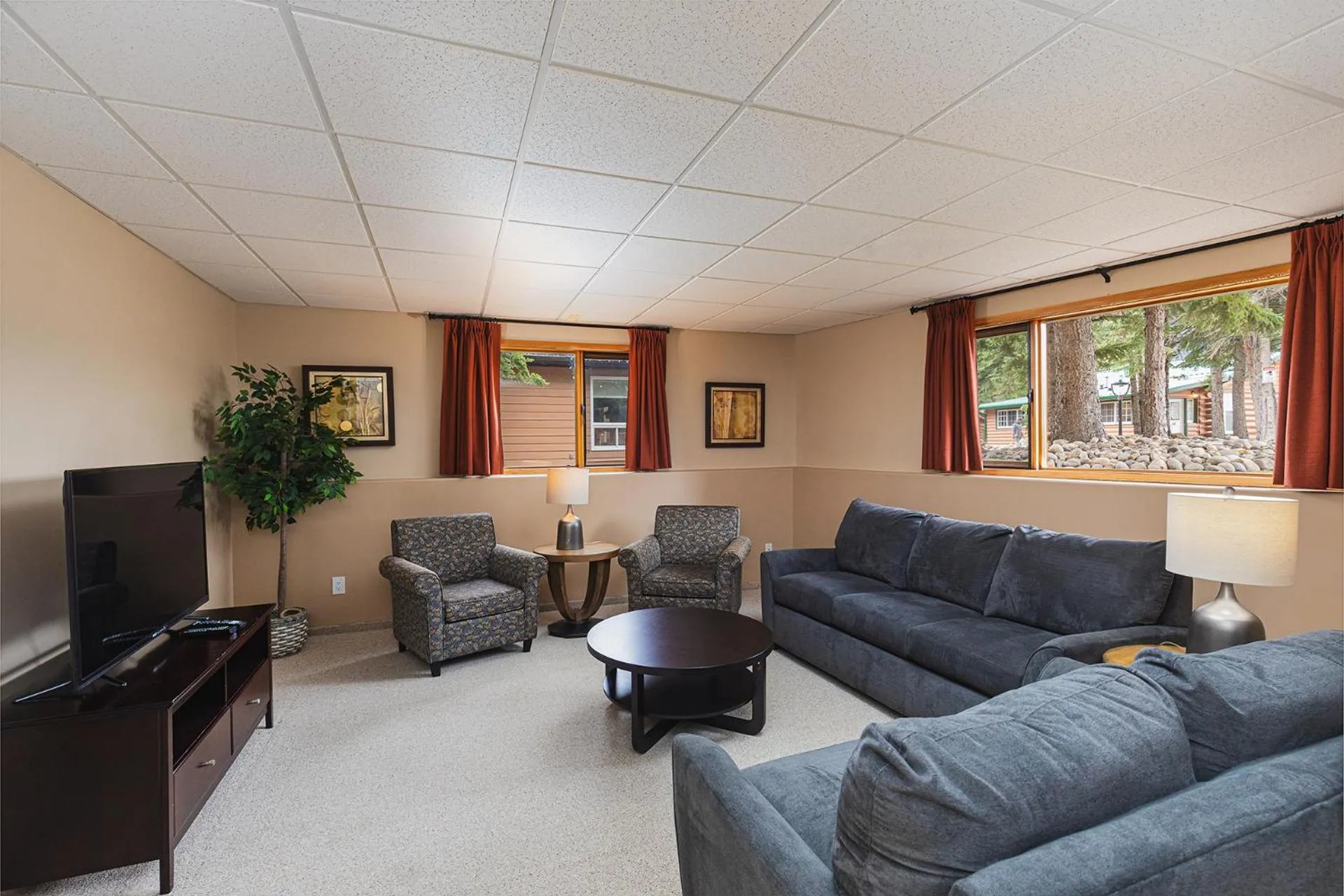 Evening entertainment in Overlander Mountain Lodge